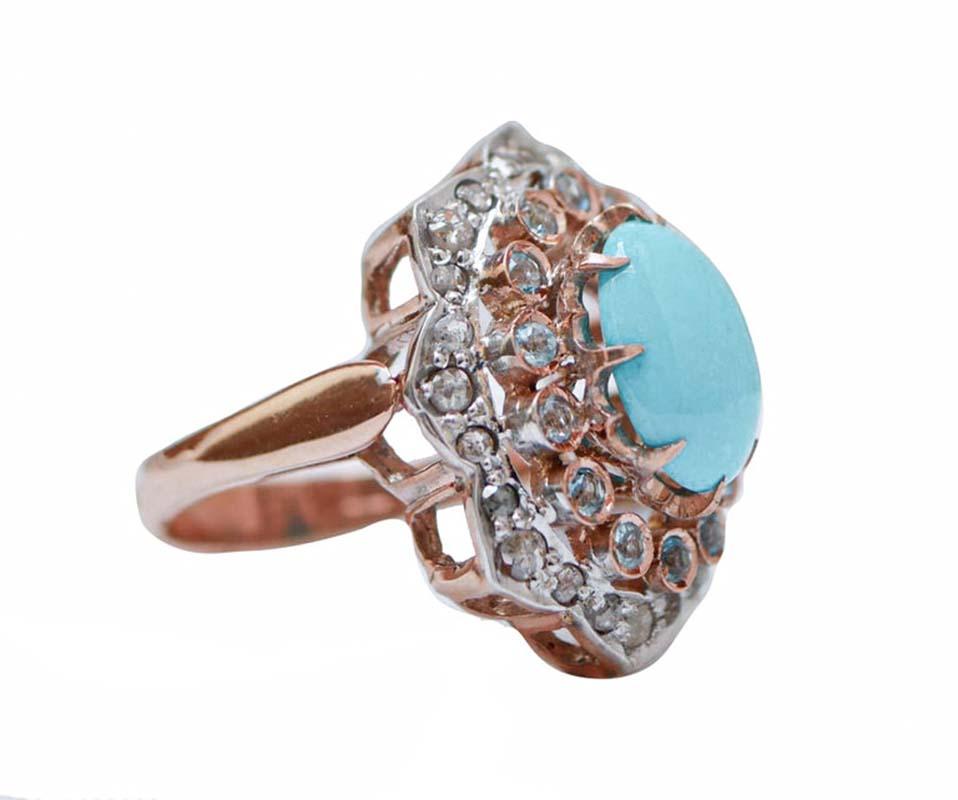 Superbe bague en or rose 14 kt et structure en argent montée avec une turquoise centrale entourée d'un cadre de diamants et d'aigue-marine.
Cette bague a été entièrement réalisée à la main par des maîtres orfèvres italiens et elle est en parfait