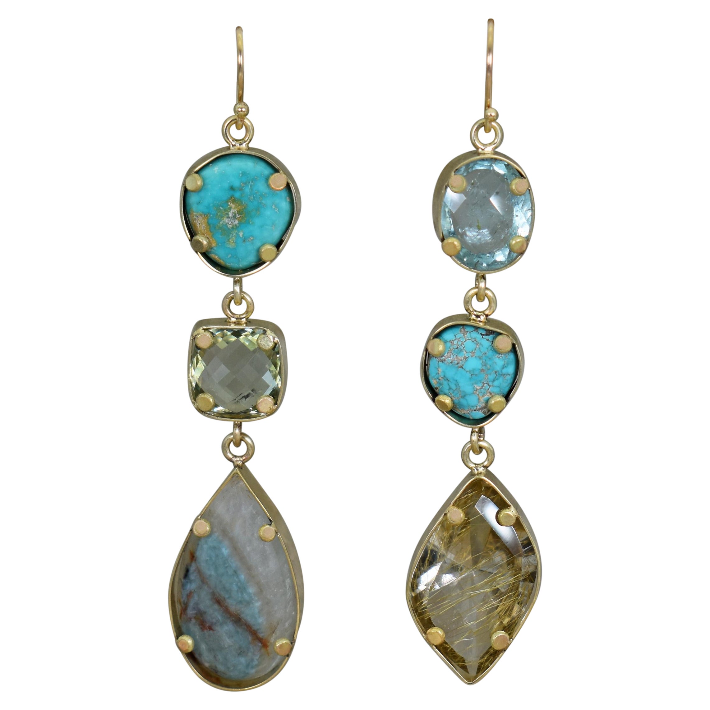 Boucles d'oreilles asymétriques en or 18 carats, turquoise, aigue-marine et quartz rutile
