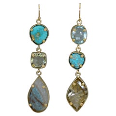 Boucles d'oreilles asymétriques en or 18 carats, turquoise, aigue-marine et quartz rutile