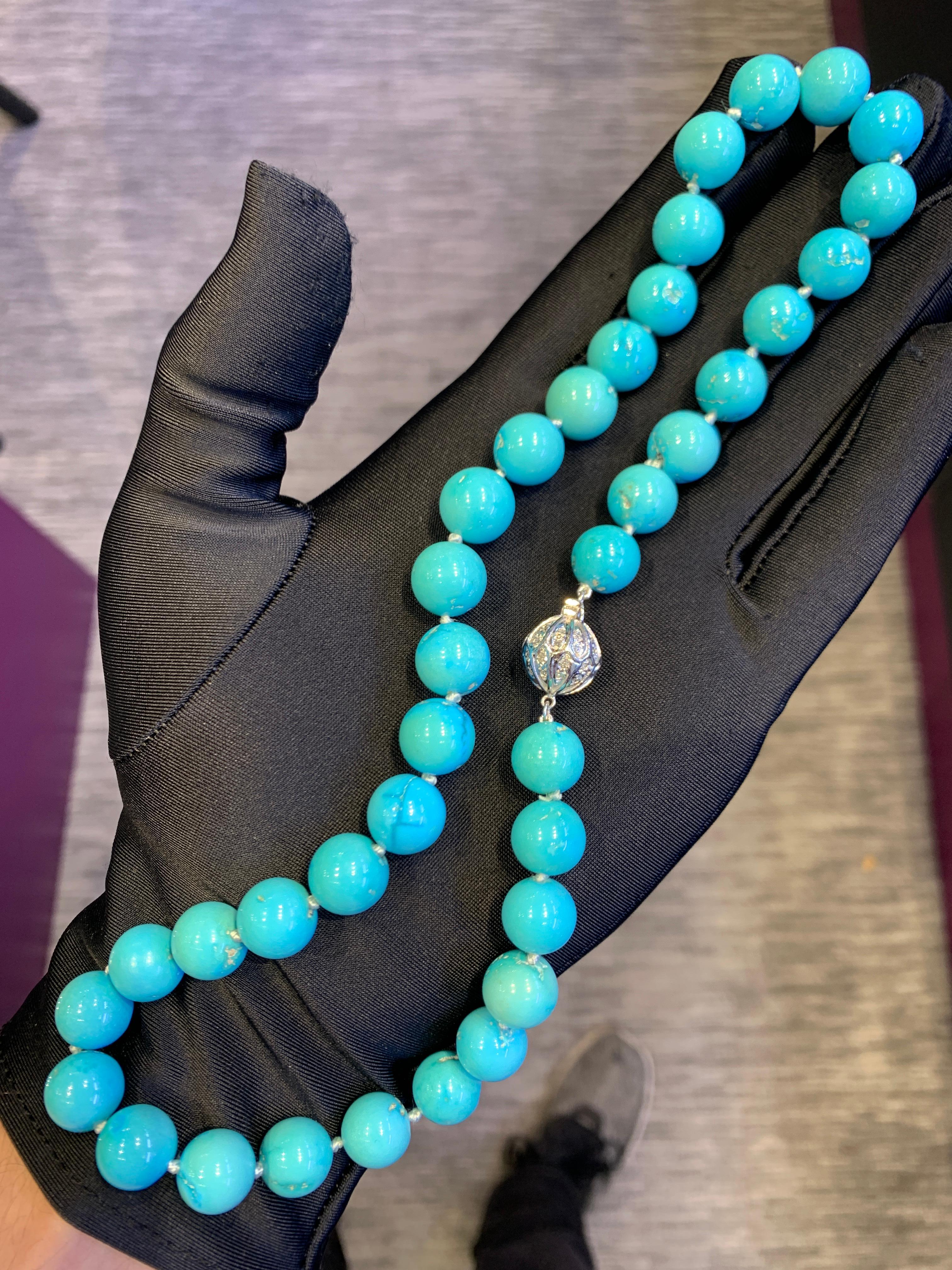 Collier de perles turquoises

Collier de turquoises perlées avec un fermoir en or blanc 18 carats serti de diamants de taille ronde.

Longueur : 19
