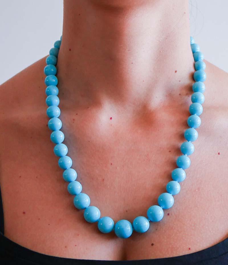 Donna Turchese  Collana di perline. in vendita