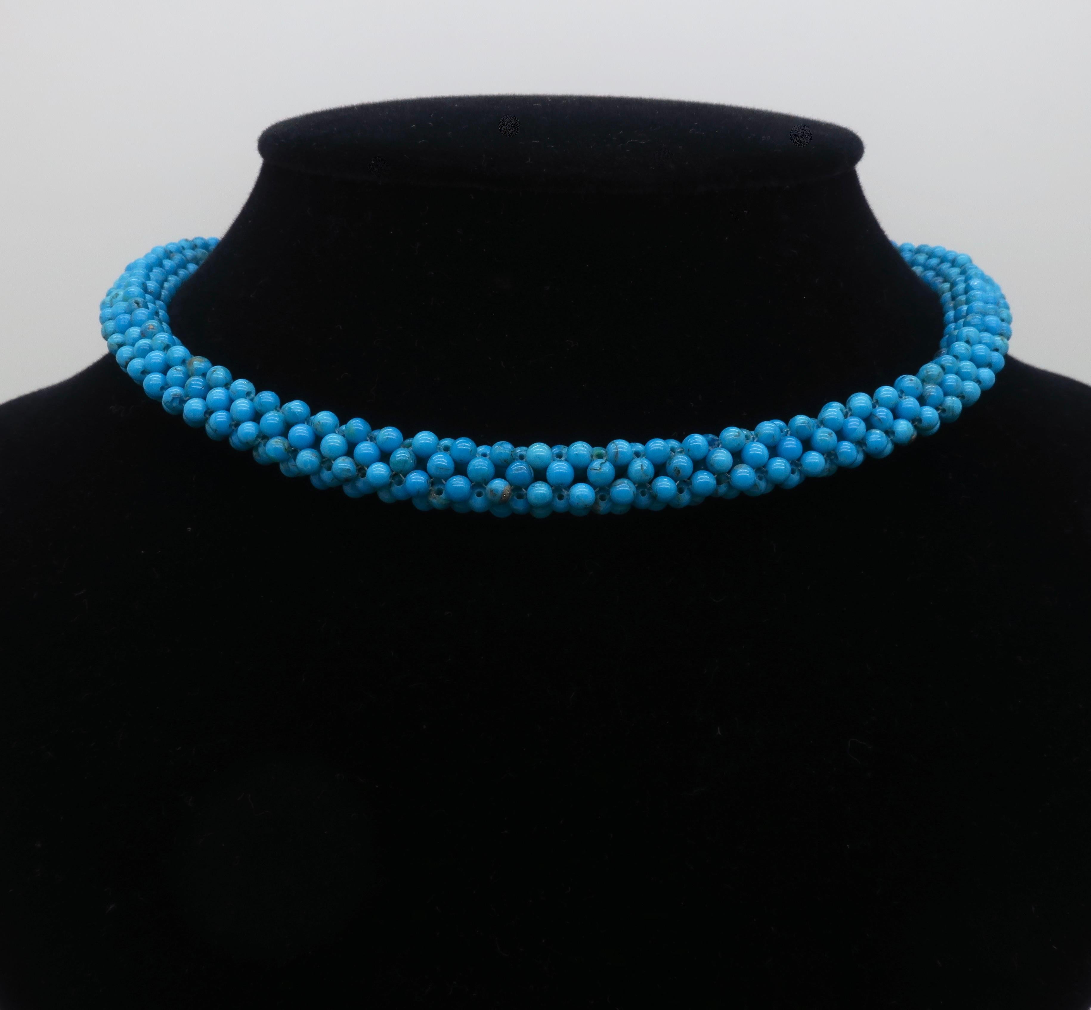 Bellissimo girocollo di perline turchesi intrecciate con chiusura in oro giallo tempestata di diamanti. 

Pietra preziosa: Diamante e turchese estratti dalla terra
Peso in carati dei diamanti: .10CTW 
Taglio del diamante: Rotondo  Tagliare 
Colore: