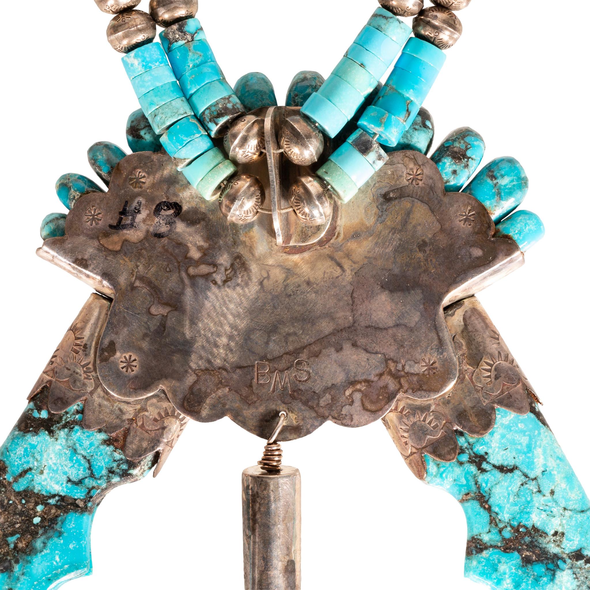 Collana di artigli d'orso in turchese, che si dice sia stata descritta in Arizona Highways, acquistata in un museo. Timbrato BMS. Un turchese Red Mountain straordinario.

PERIODO: Dopo il 1950

ORIGINE: Arizona

TAGLIA: Collana 22