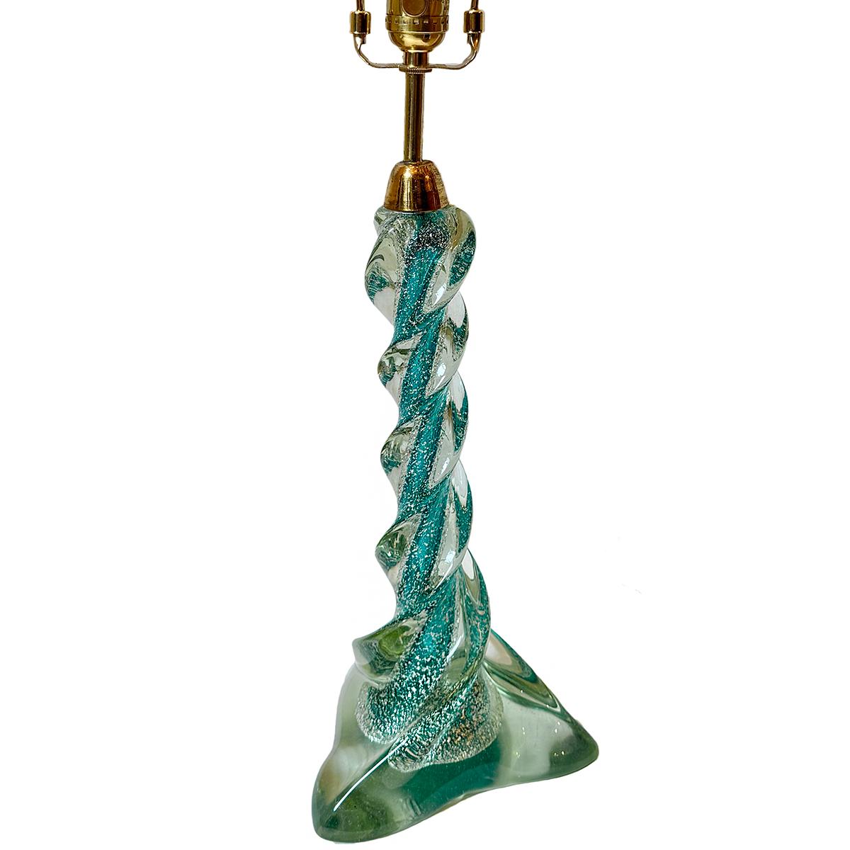 Lampe italienne en verre soufflé turquoise avec inserts en argent, datant des années 1950.

Mesures :
Hauteur du corps : 14
Hauteur jusqu'à l'appui de l'abat-jour : 24