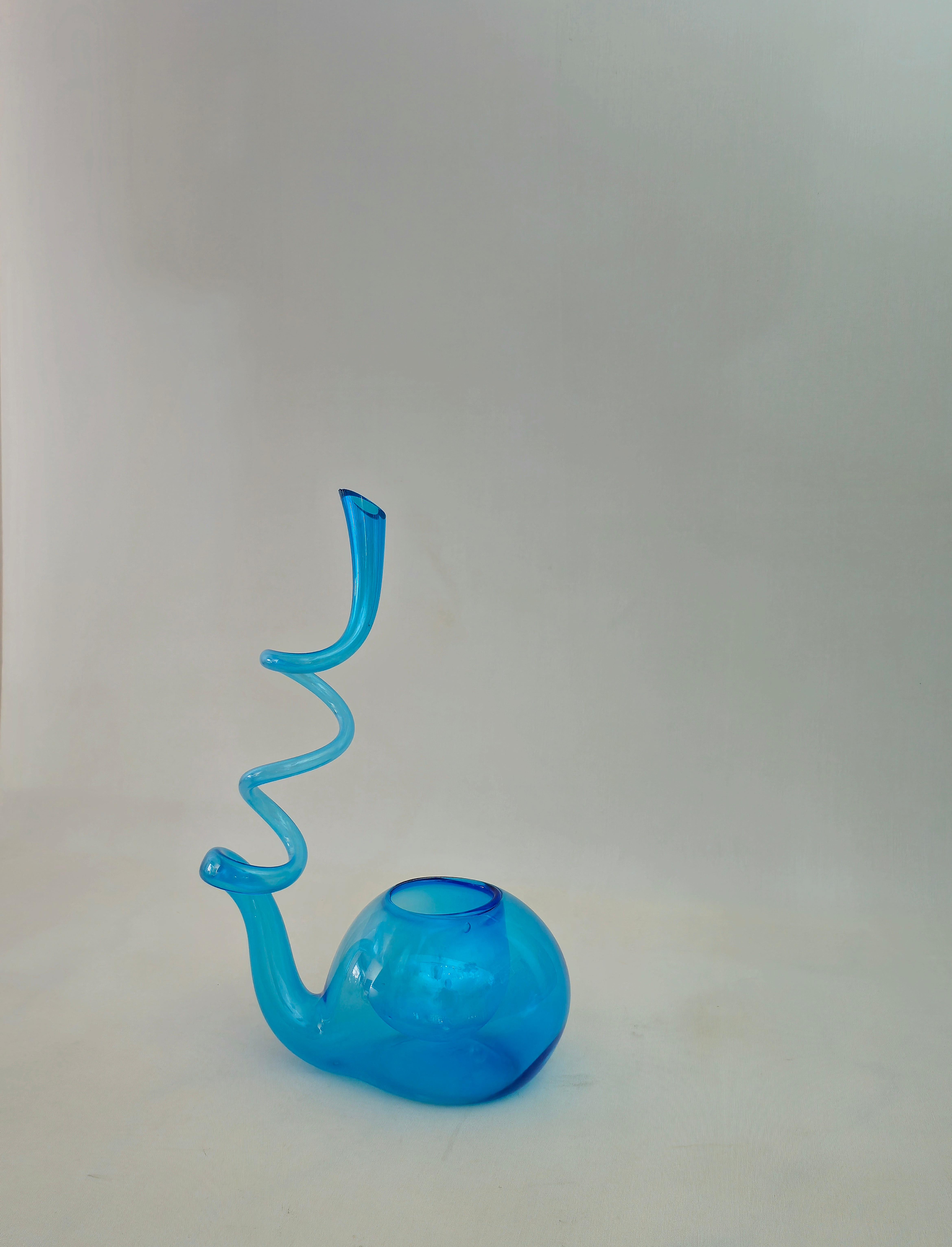 Objet décoratif, vase en spirale en verre soufflé dans les tons de turquoise. Comme le montre la photo, il possède une bulle à l'intérieur pour accueillir une plante ou autre, puis vous pouvez la remplir d'eau incolore ou colorée en créant un effet