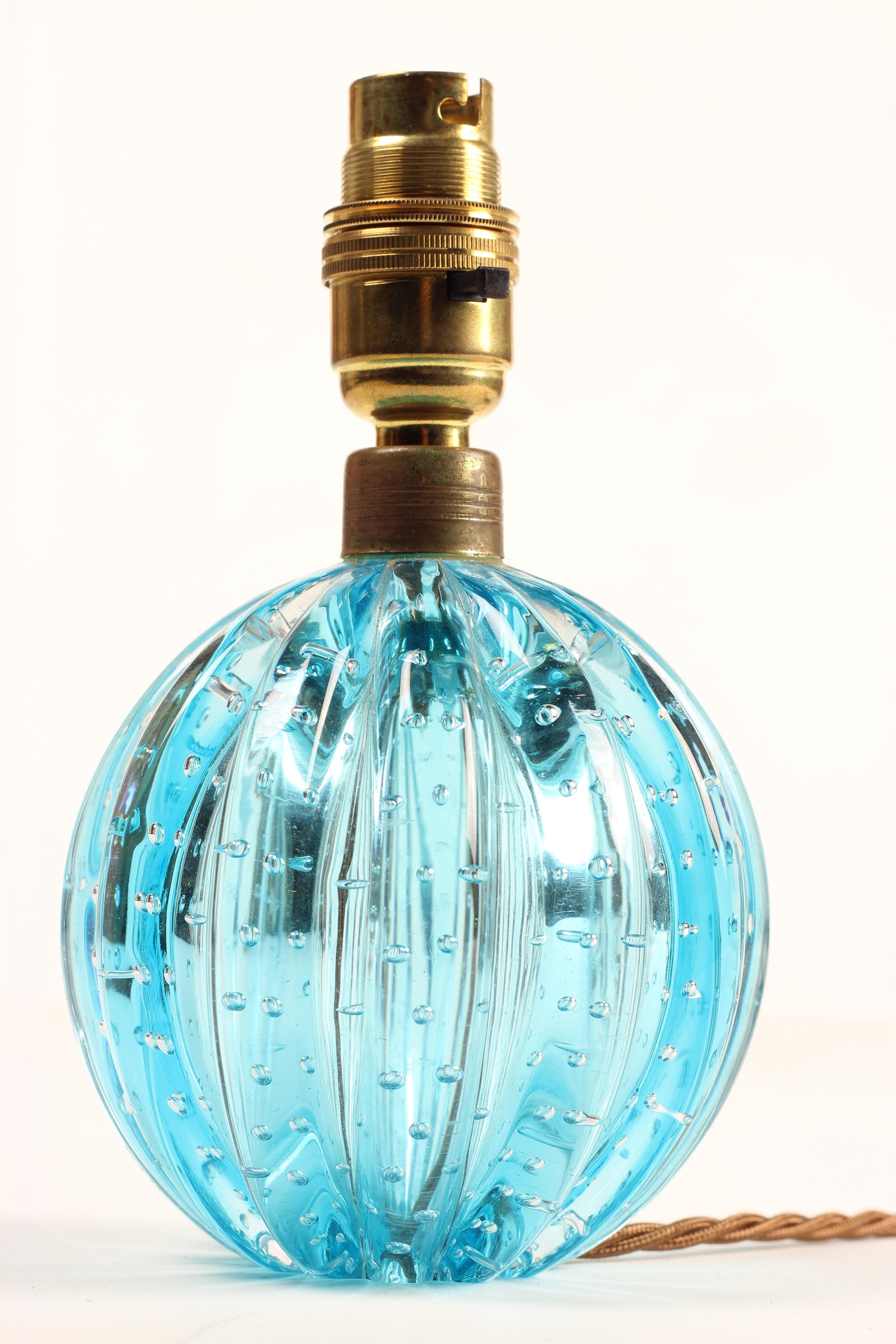 Türkisblaue gerippte Kugellampe Bullicante von Archimede Seguso, Murano, Venezia, Italien, 1950er Jahre

Eine auffällige Tischlampe aus mundgeblasenem Murano-Glas von Archimede Seguso aus den 1950er Jahren. Die Kugelform ist in einem leuchtenden