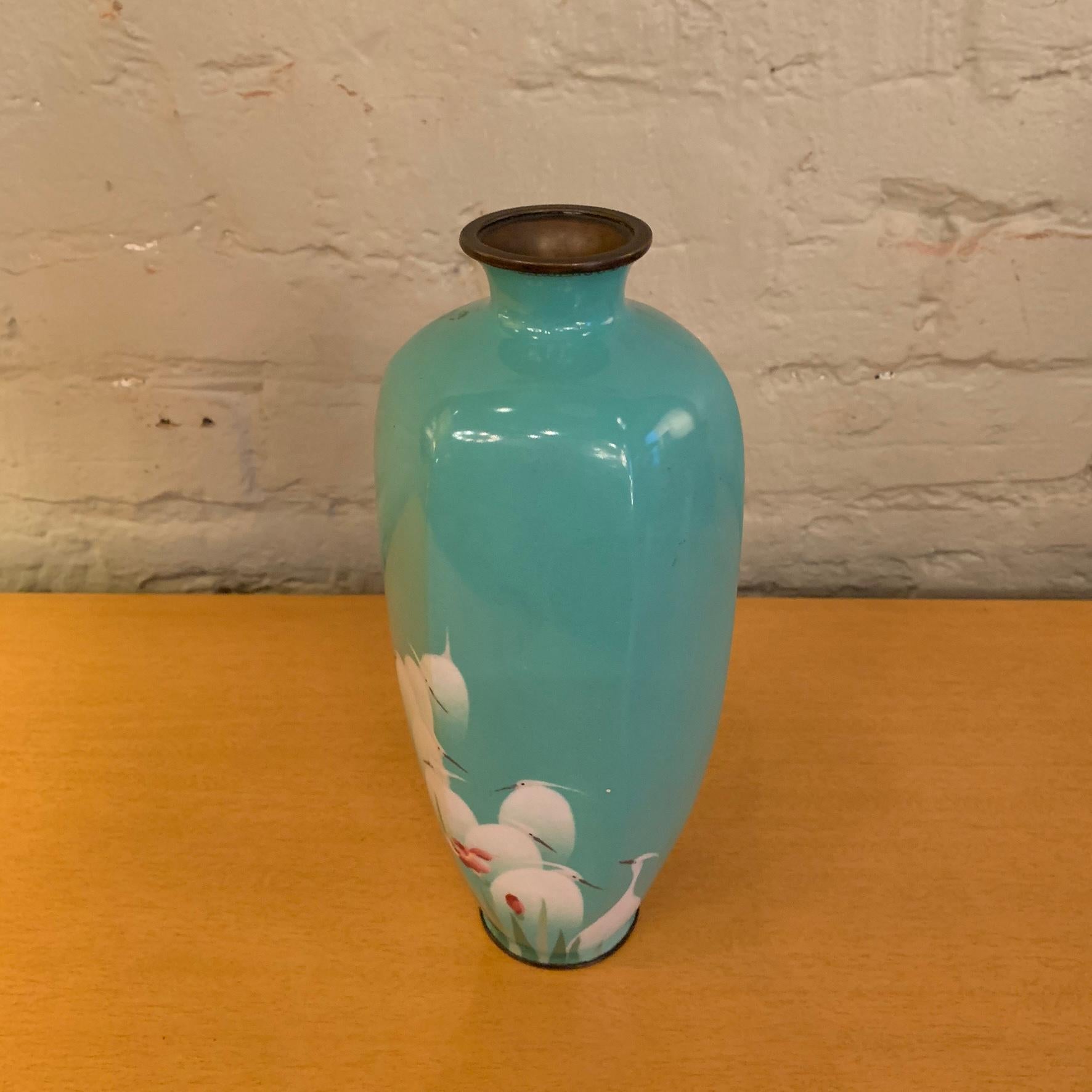 Die schöne türkisblaue Vase mit Emaille über Kupfer, auf der kaskadenförmige Vögel abgebildet sind, stammt wahrscheinlich aus China, ca. 1930er Jahre.