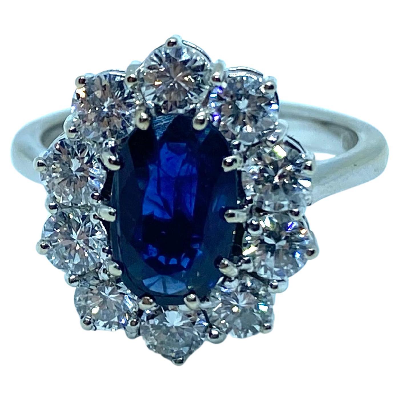 18K white gold ring
A big central sapphire, turquoise blue, weighing 2,5 ct.
Oustanding on a circle of 10 brilliant cut diamonds (total weight 1,15 ct.).
Italian production of the second half of the 20th century