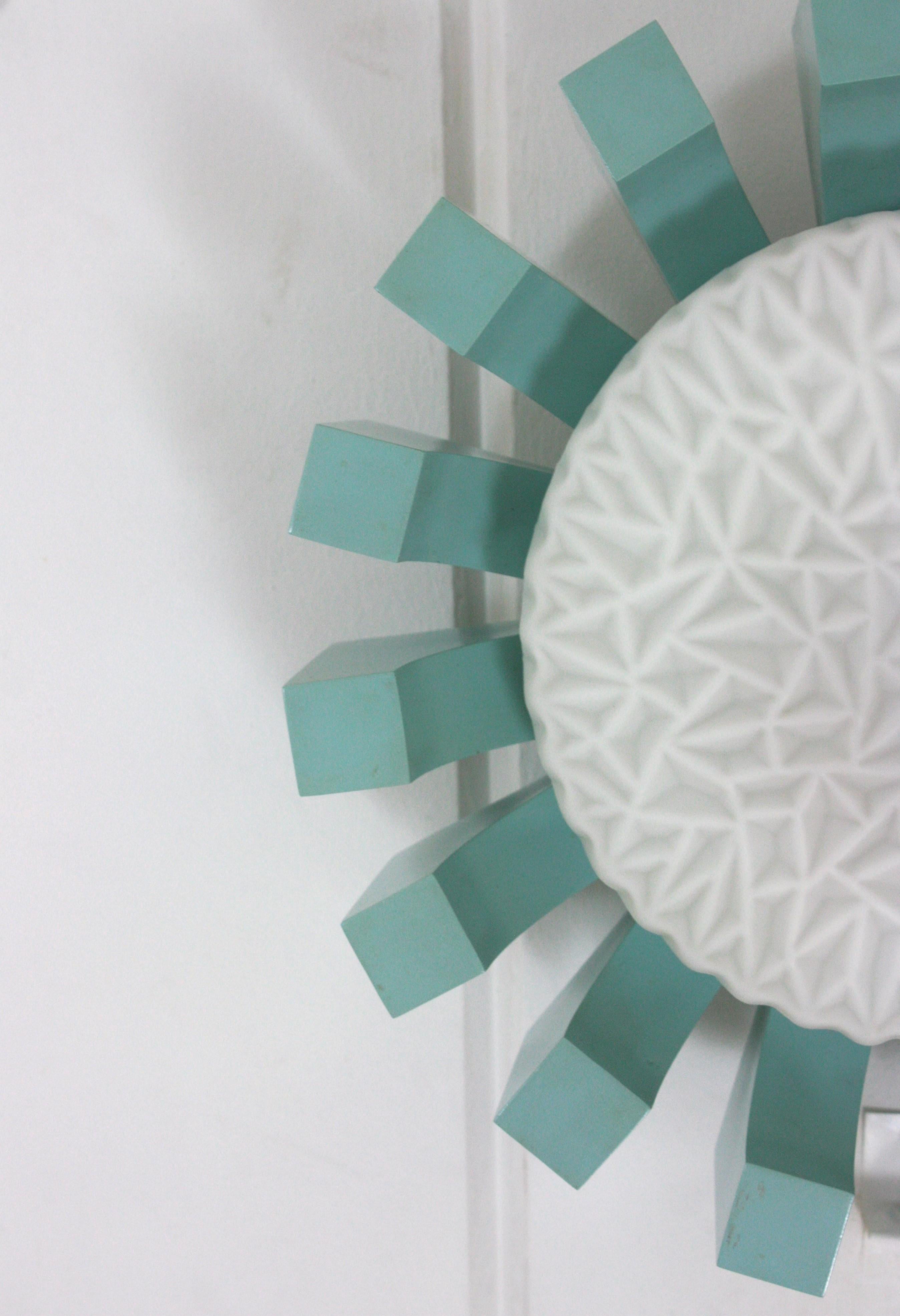 Lightsburst bleu turquoise avec abat-jour en verre au lait à motifs, années 1950 en vente 3