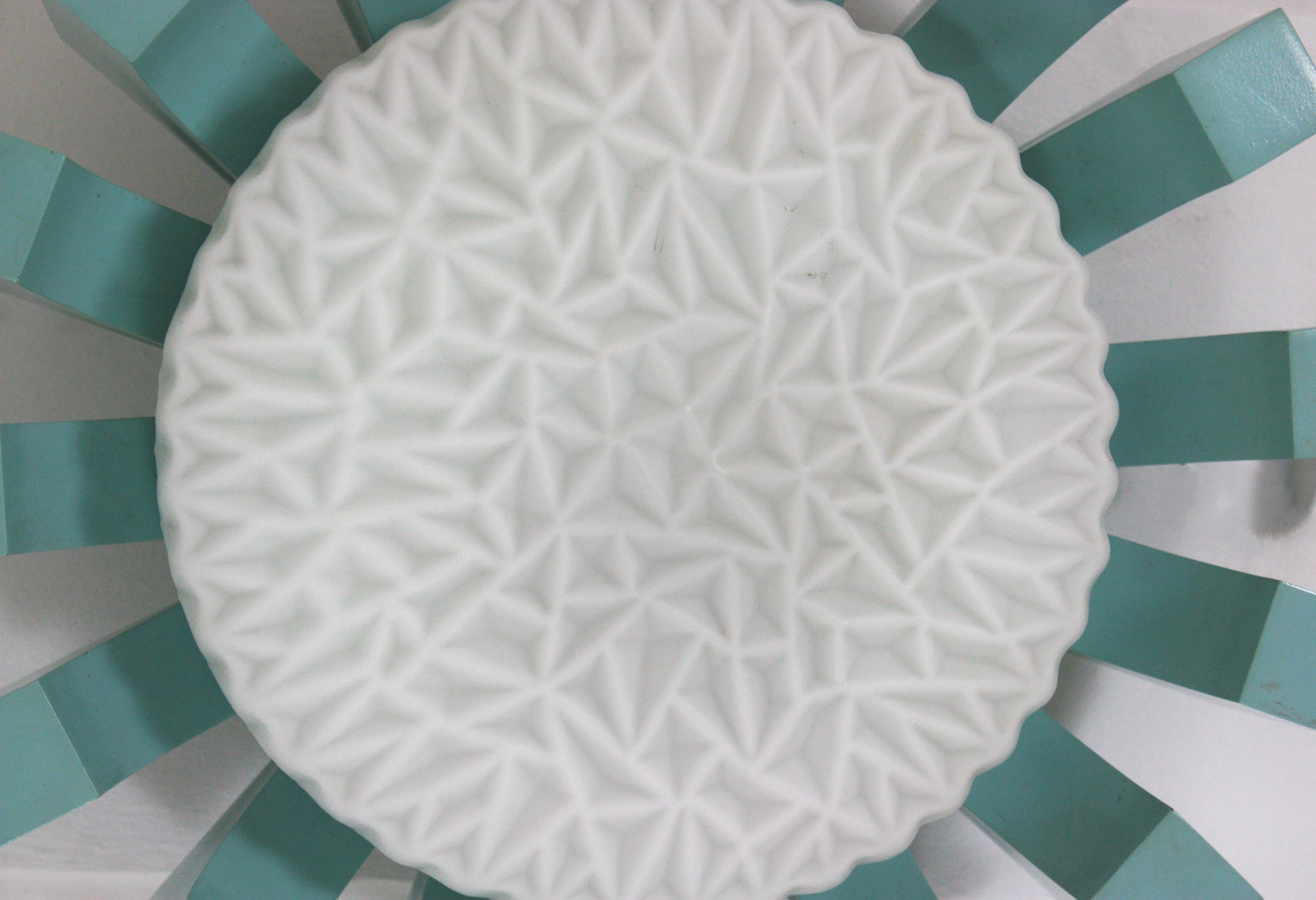 Lightsburst bleu turquoise avec abat-jour en verre au lait à motifs, années 1950 en vente 5
