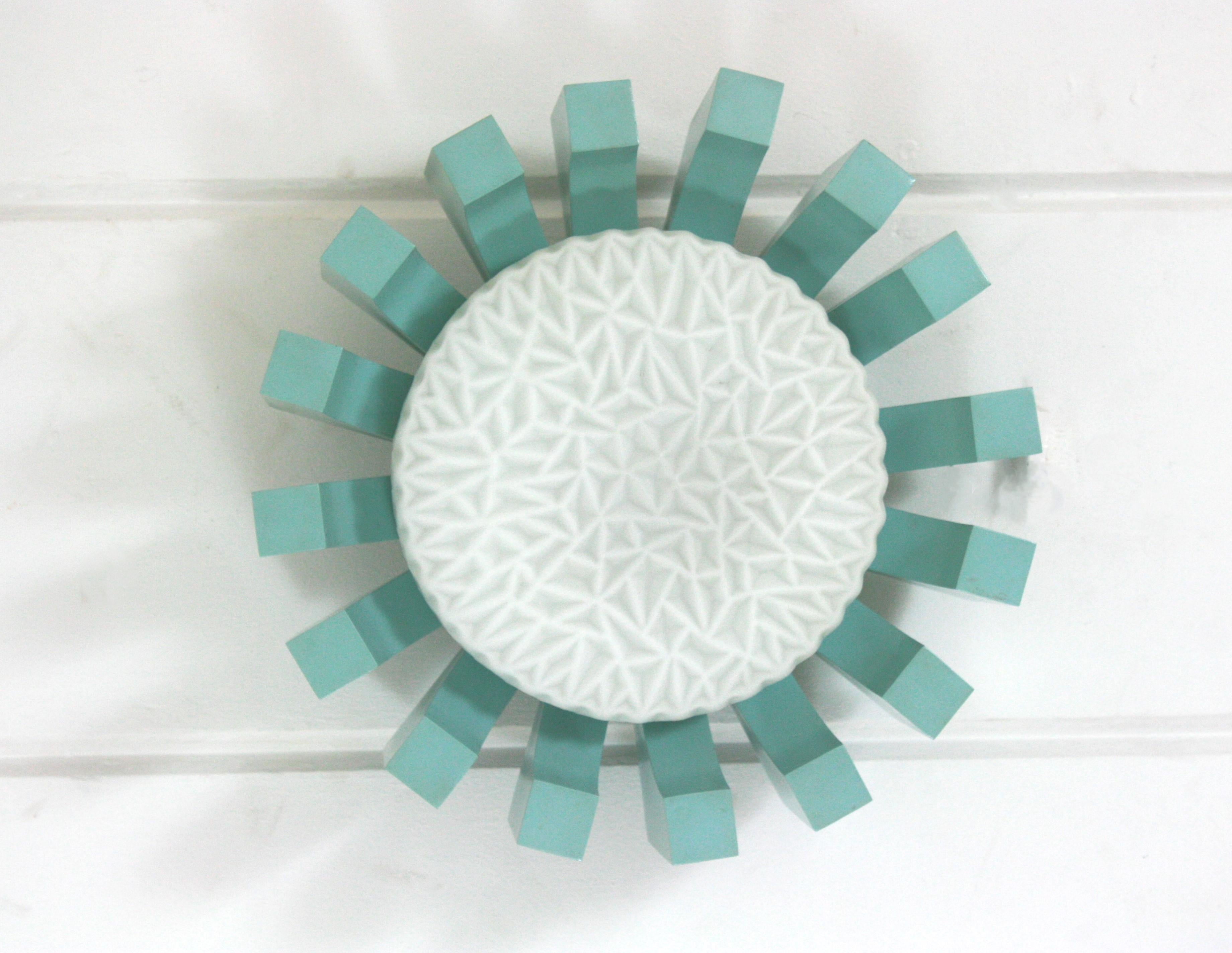 Lightsburst bleu turquoise avec abat-jour en verre au lait à motifs, années 1950 en vente 7