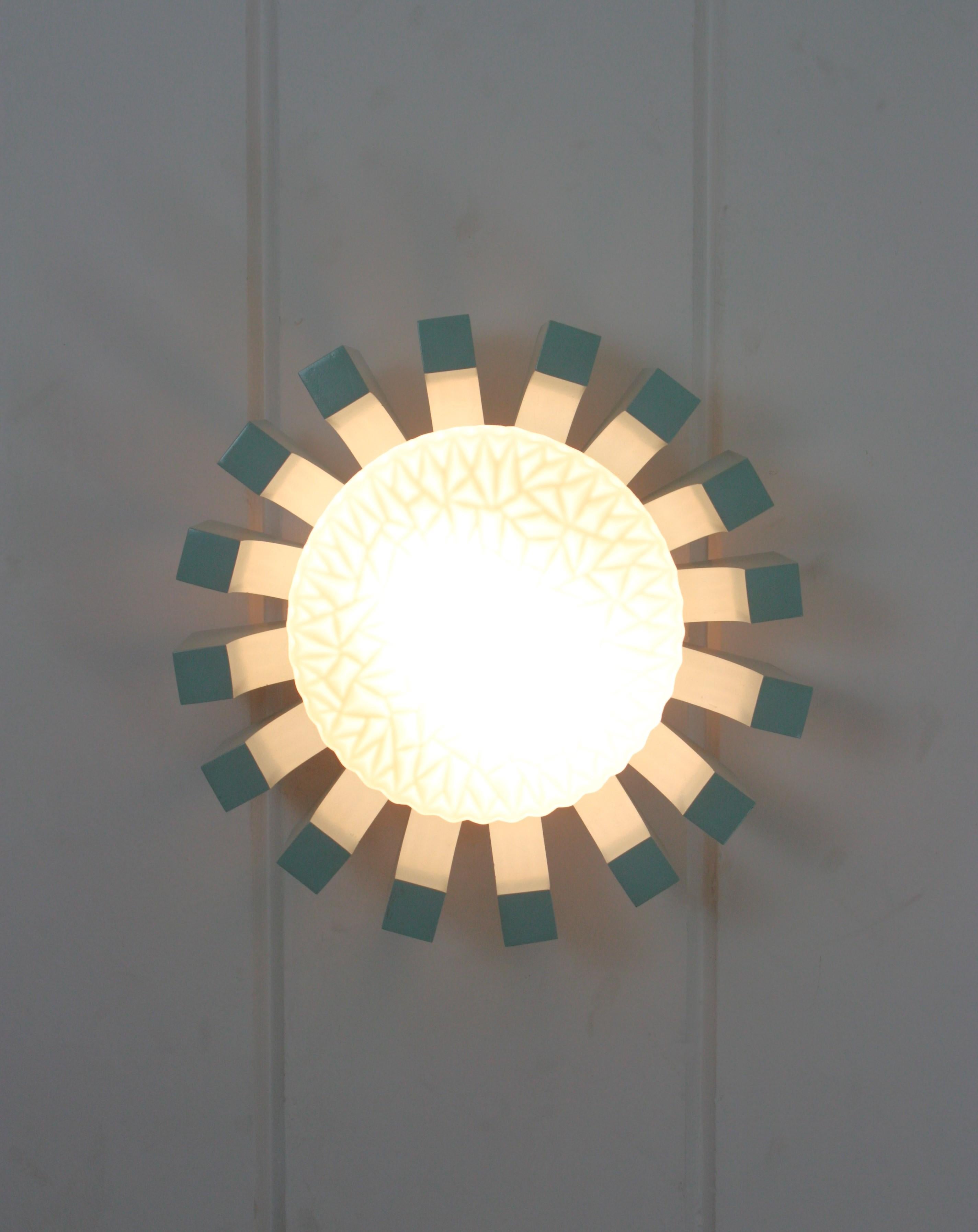 Lightsburst bleu turquoise avec abat-jour en verre au lait à motifs, années 1950 en vente 8