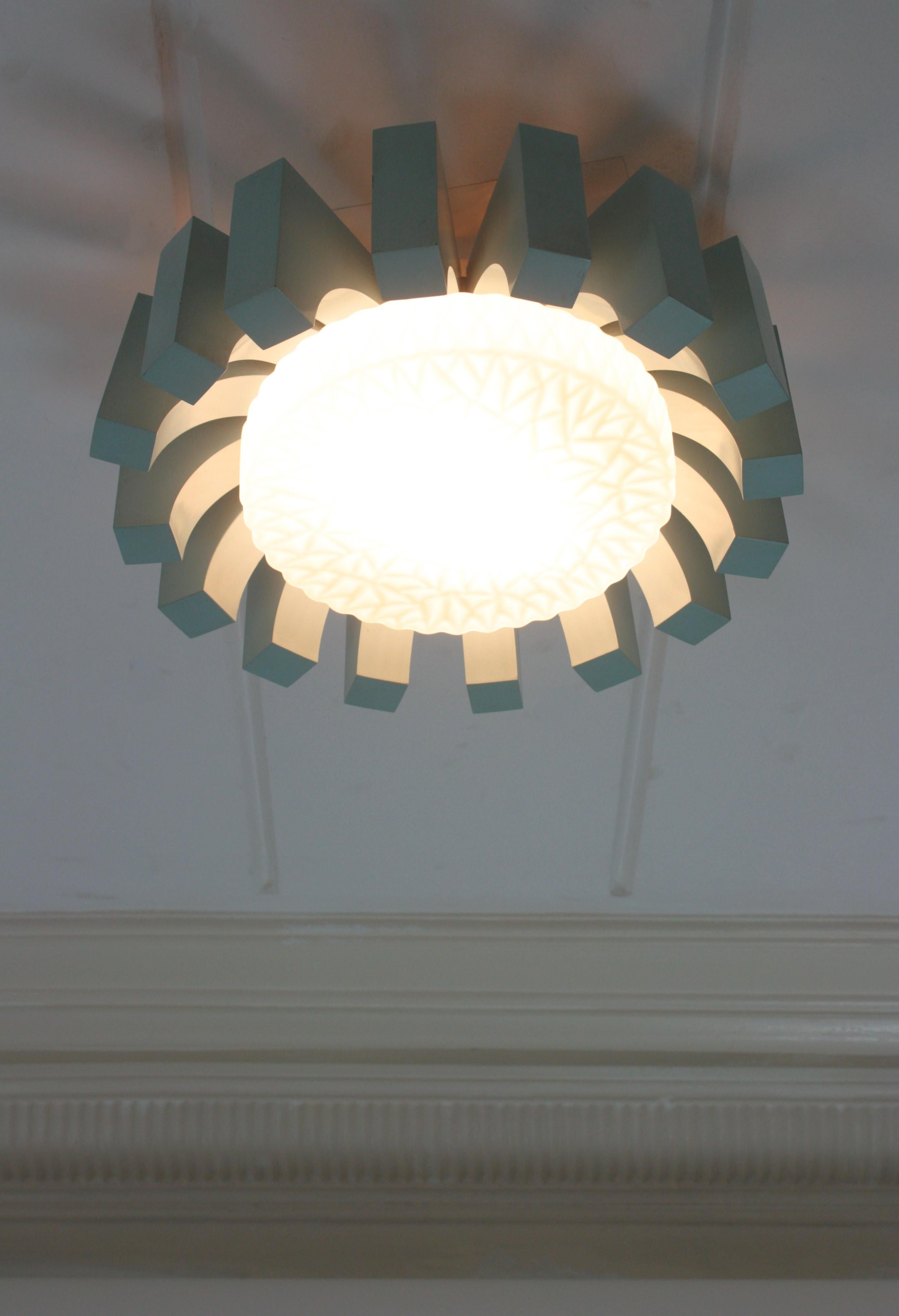 Lightsburst bleu turquoise avec abat-jour en verre au lait à motifs, années 1950 en vente 10