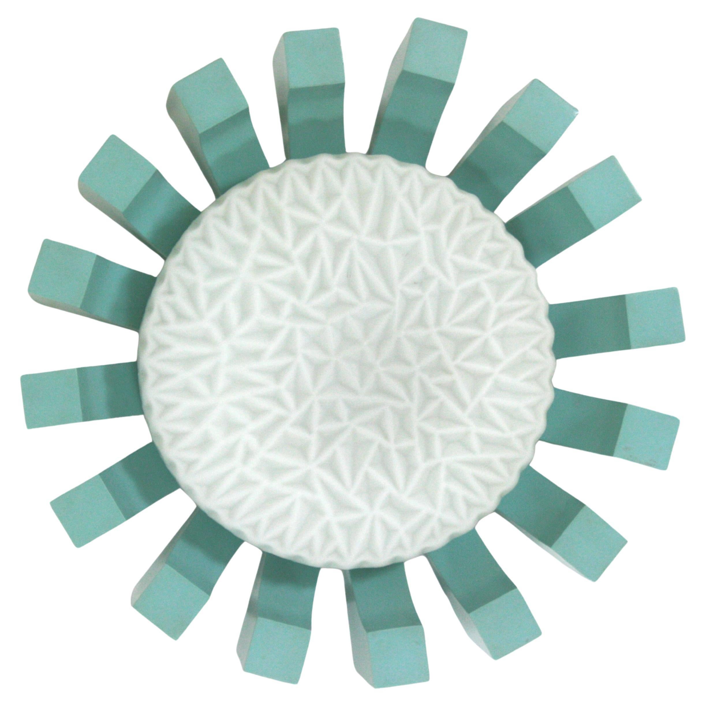 Plafonnier à lumière solaire bleue, verre au lait, bois laqué, Italie, années 1950
Plafonnier en forme de soleil, fabriqué au milieu du 20e siècle, d'inspiration moderne et de l'âge d'or. Elle se caractérise par une structure en bois avec une