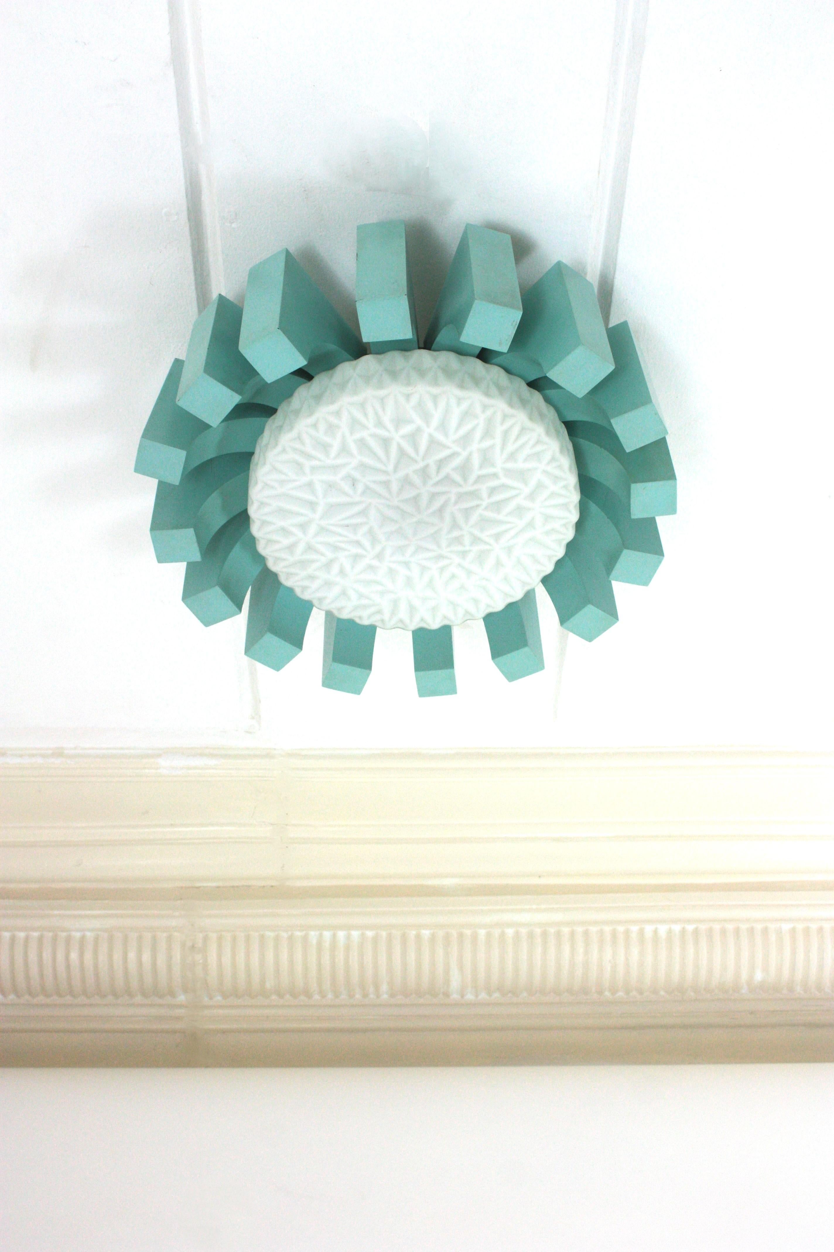 Mid-Century Modern Lightsburst bleu turquoise avec abat-jour en verre au lait à motifs, années 1950 en vente