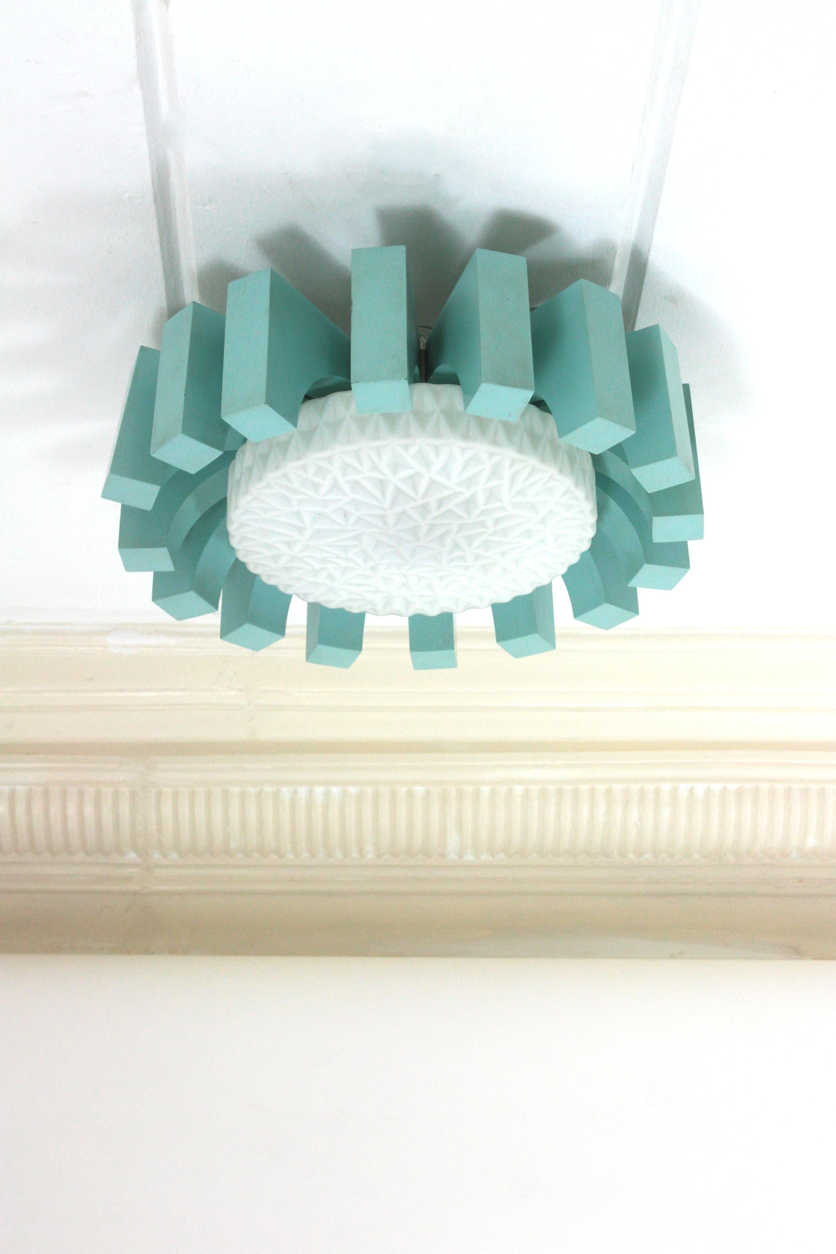 Laqué Lightsburst bleu turquoise avec abat-jour en verre au lait à motifs, années 1950 en vente