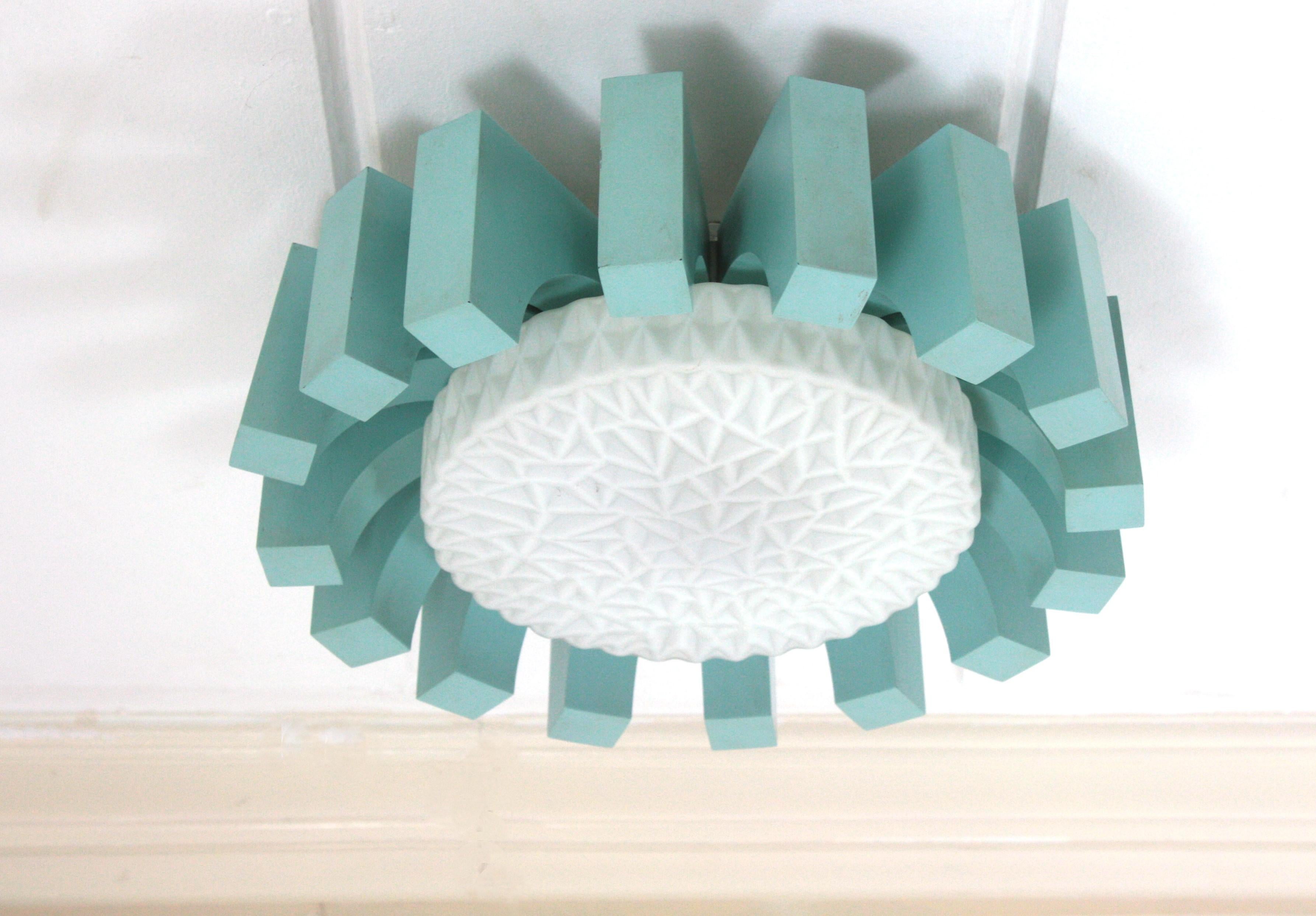 20ième siècle Lightsburst bleu turquoise avec abat-jour en verre au lait à motifs, années 1950 en vente