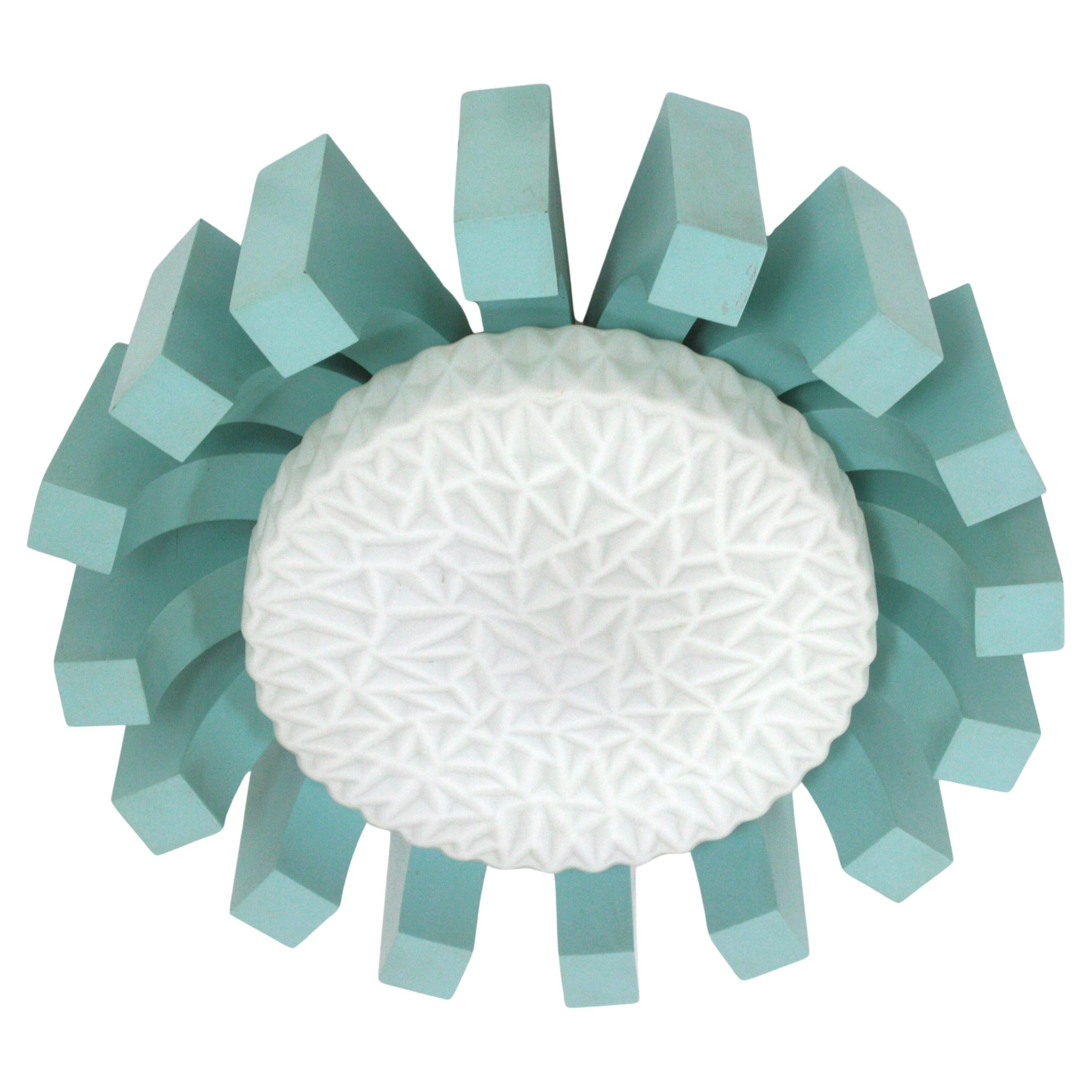Lightsburst bleu turquoise avec abat-jour en verre au lait à motifs, années 1950 en vente