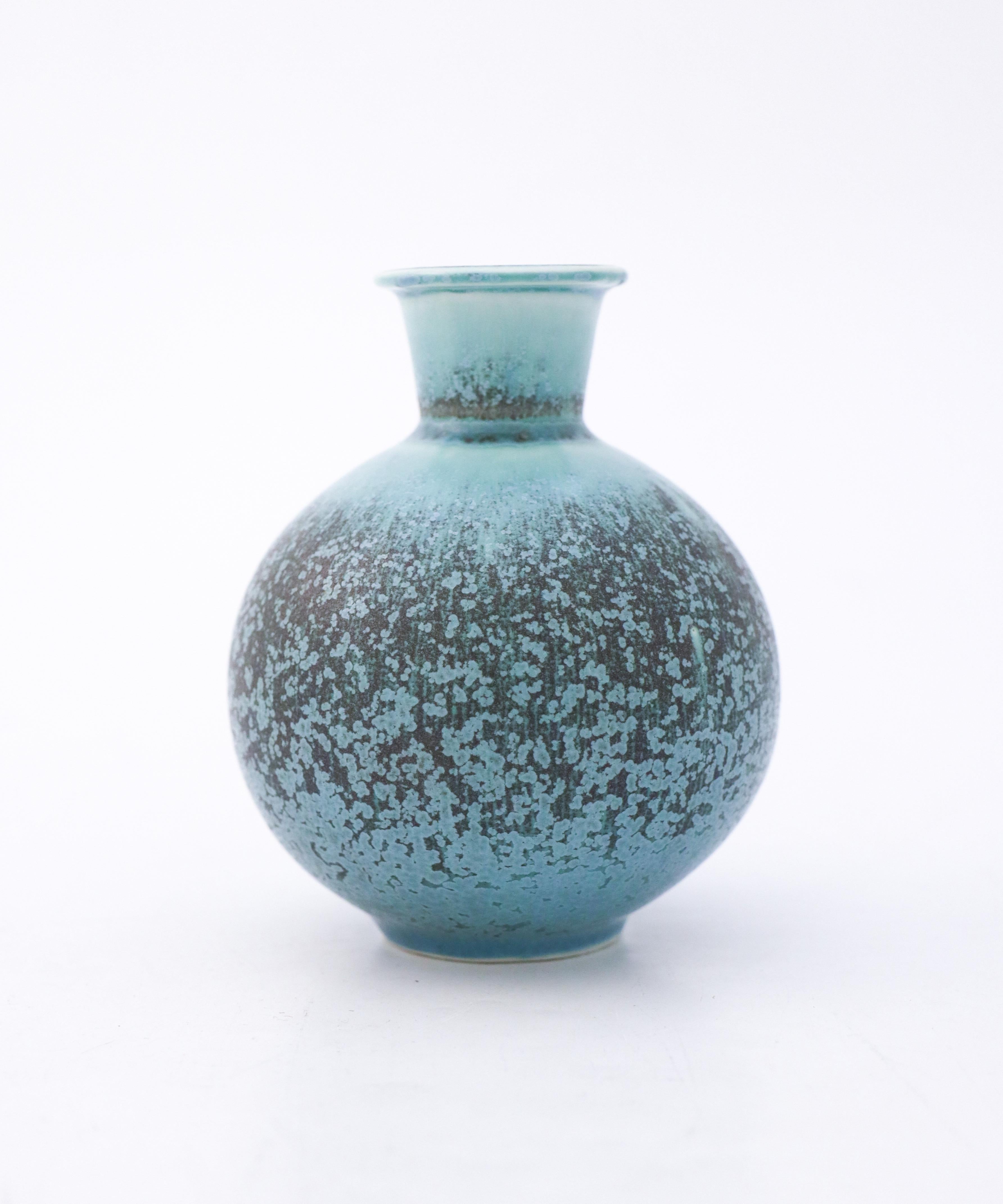 A vase in the serie selecta designed by Berndt Friberg at Gustavsberg in Stockholm with a stunning turquoise and blue glaze. This vase has one of the most spectacular glazes I ever have seen on a Berndt Friberg vase, the vase is 10,5 cm (4.2