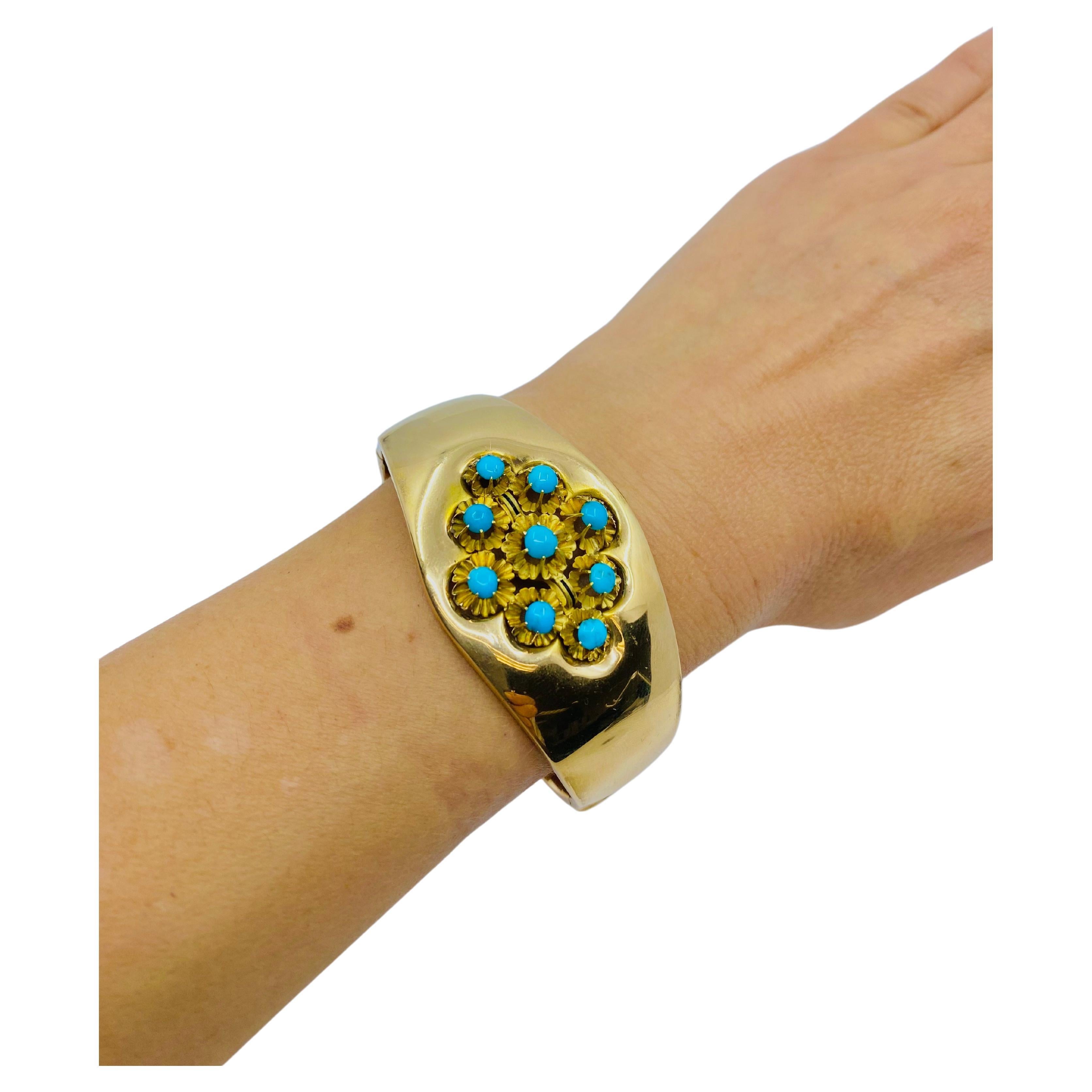 A beautiful turquoise bracelet from our vintage French jewelry collection, made of 18k gold.
The polished gold gives it a silky smooth appearance, while turquoise beads are arranged at the center to form a delicate floral design. This exquisite