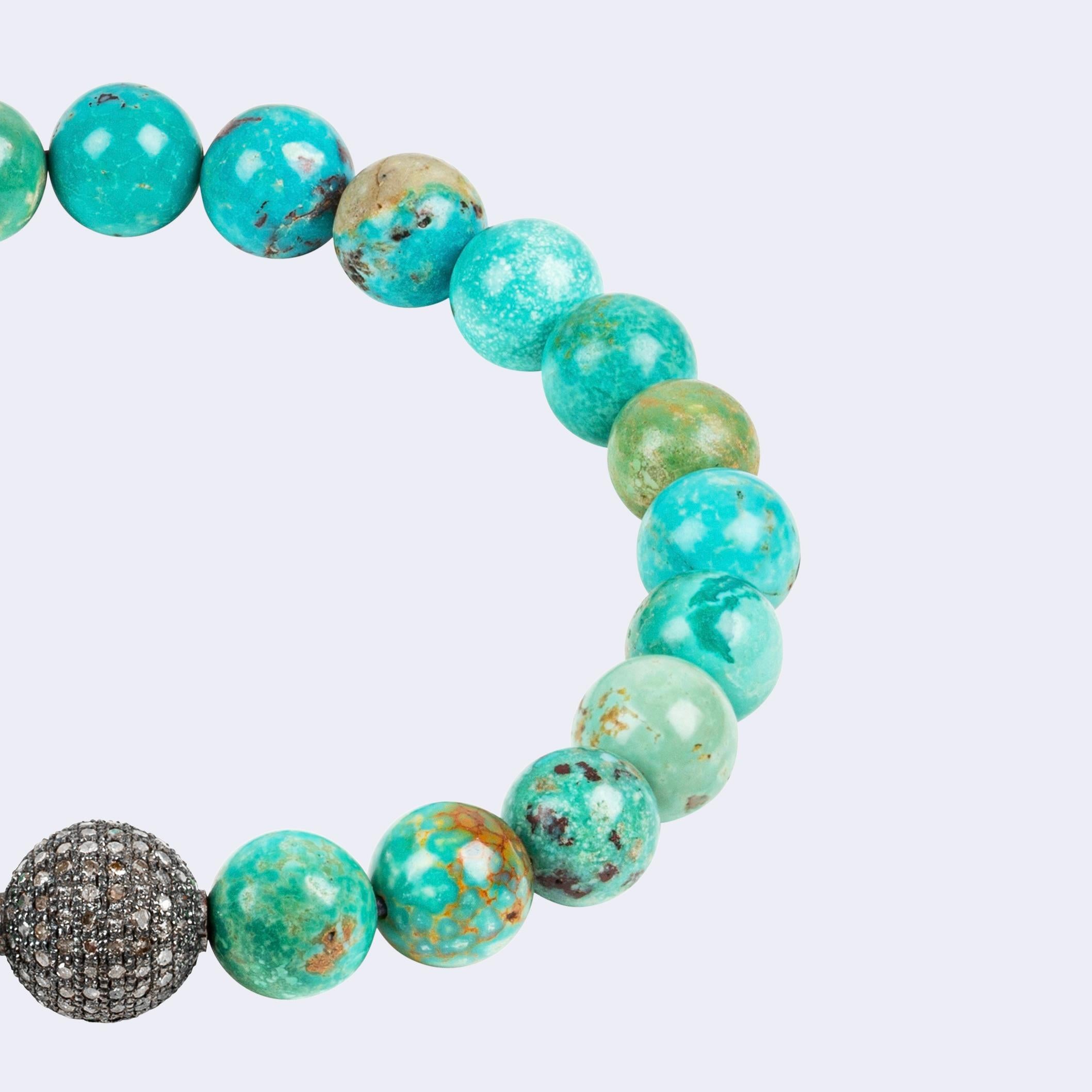Ce bracelet est composé de magnifiques perles de turquoise naturelle de l'Arizona et d'une perle en argent sterling plaqué rhodium noir, incrustée de diamants pavés argentés et bruns
Naturel signifie que les pierres ont leur couleur naturelle et