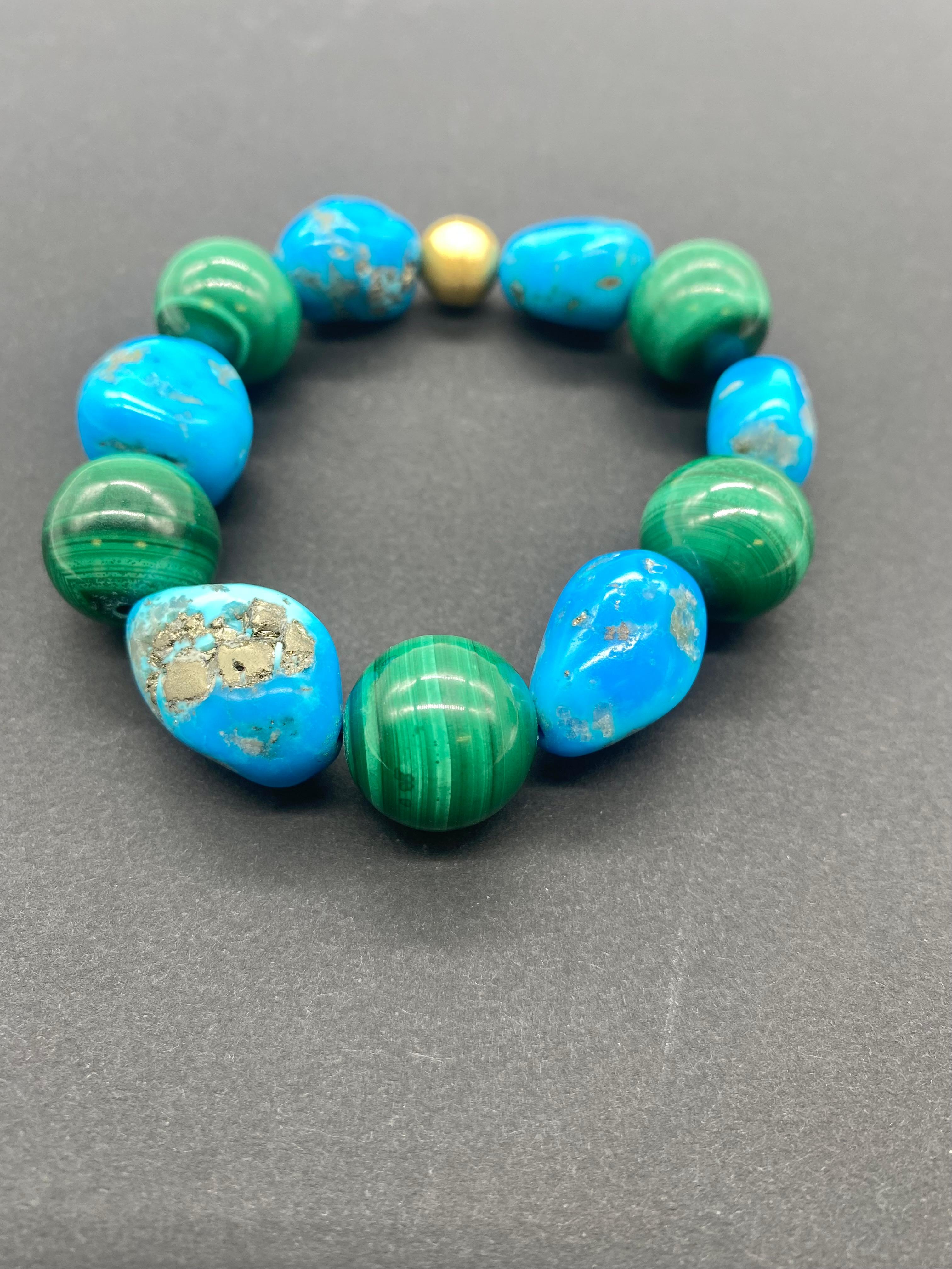 Turquoise Bracelet with Malachite and Yellow Satin Silver.
Magnificent bracelet surrounded by malachite and turquoise, the clasp is in yellow satin silver, this clasp brings out the color of the stones. The length of the bracelet is 20.7 cm. The
