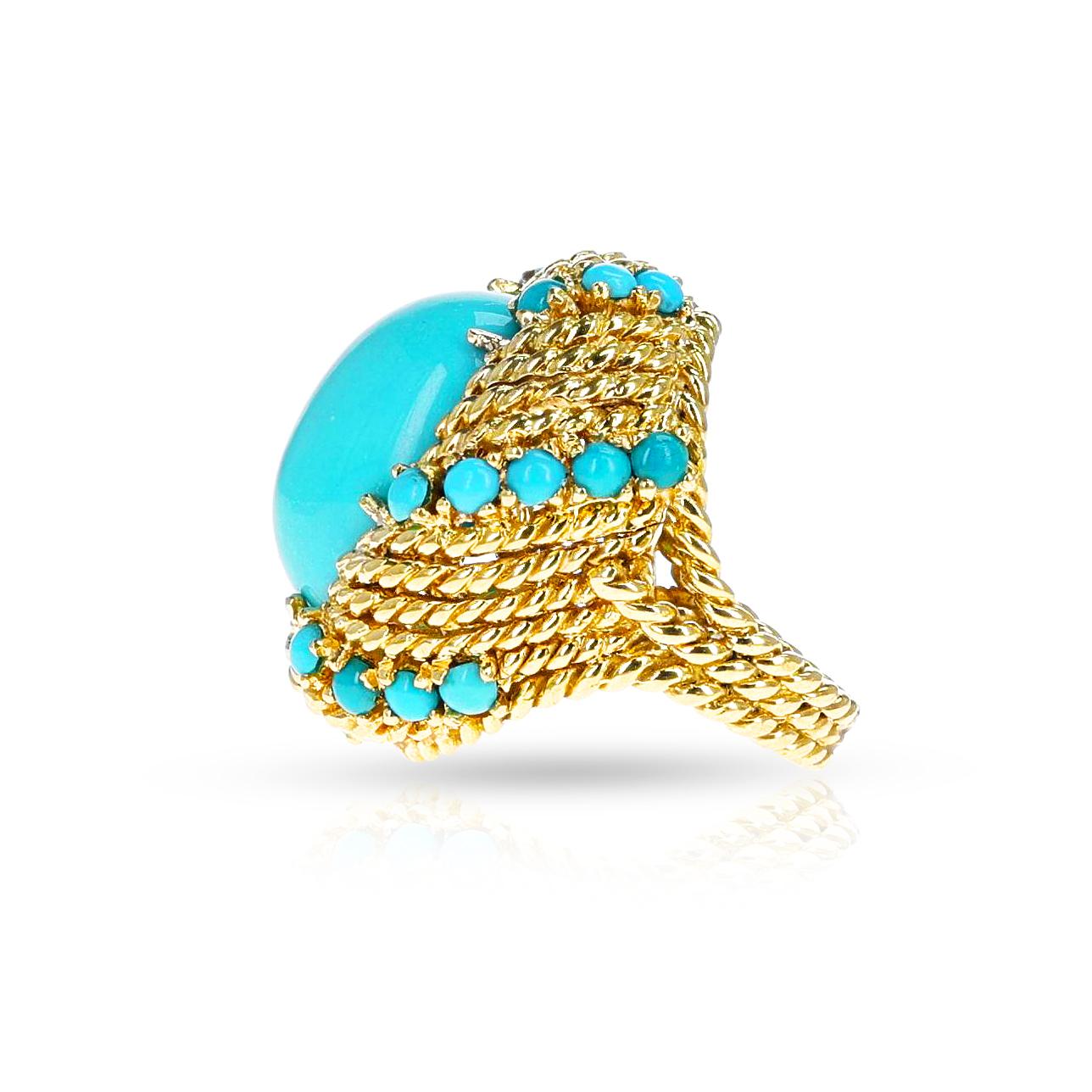 Turquoise Cabochon Cocktail Ring with Rope-Work Gold, 18k In Excellent Condition For Sale In New York, NY