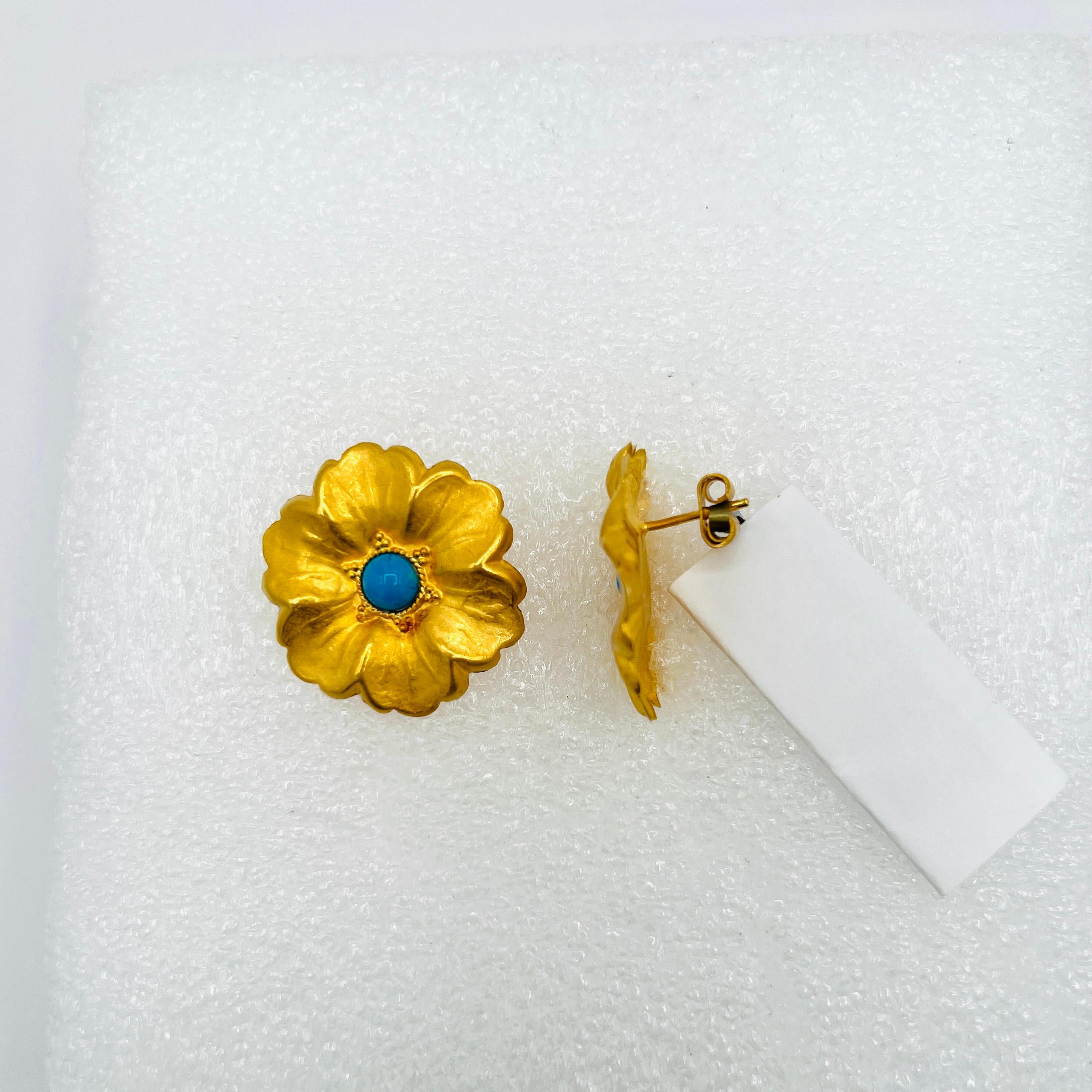 Orecchini floreali con cabochon di turchese in oro giallo 18 carati In condizioni Nuovo in vendita a Los Angeles, CA