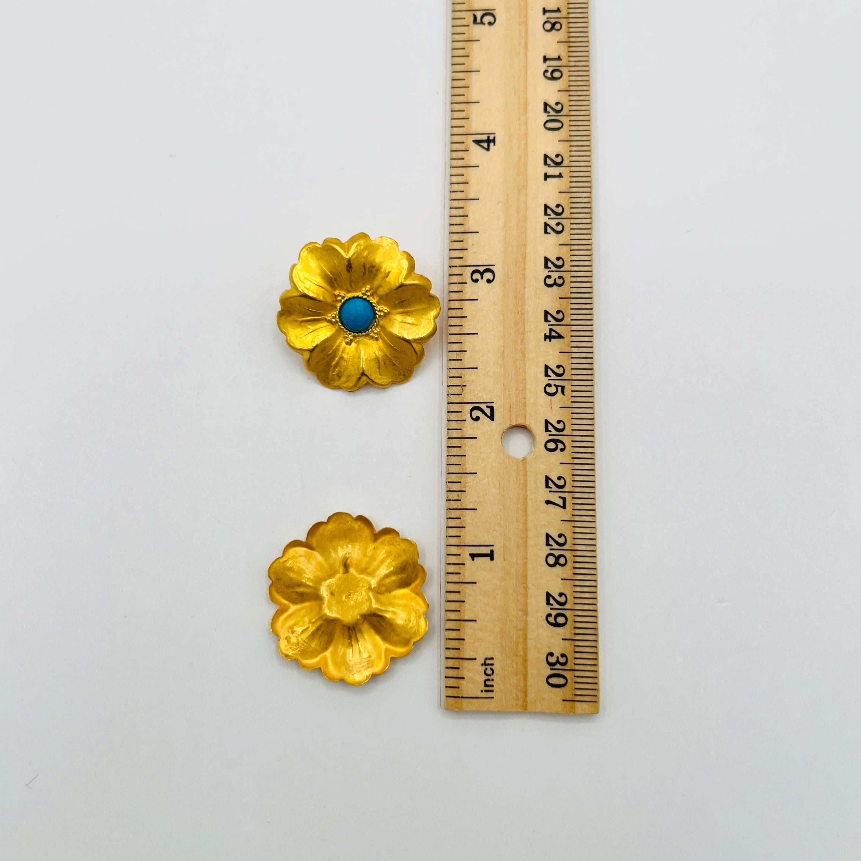 Orecchini floreali con cabochon di turchese in oro giallo 18 carati in vendita 1