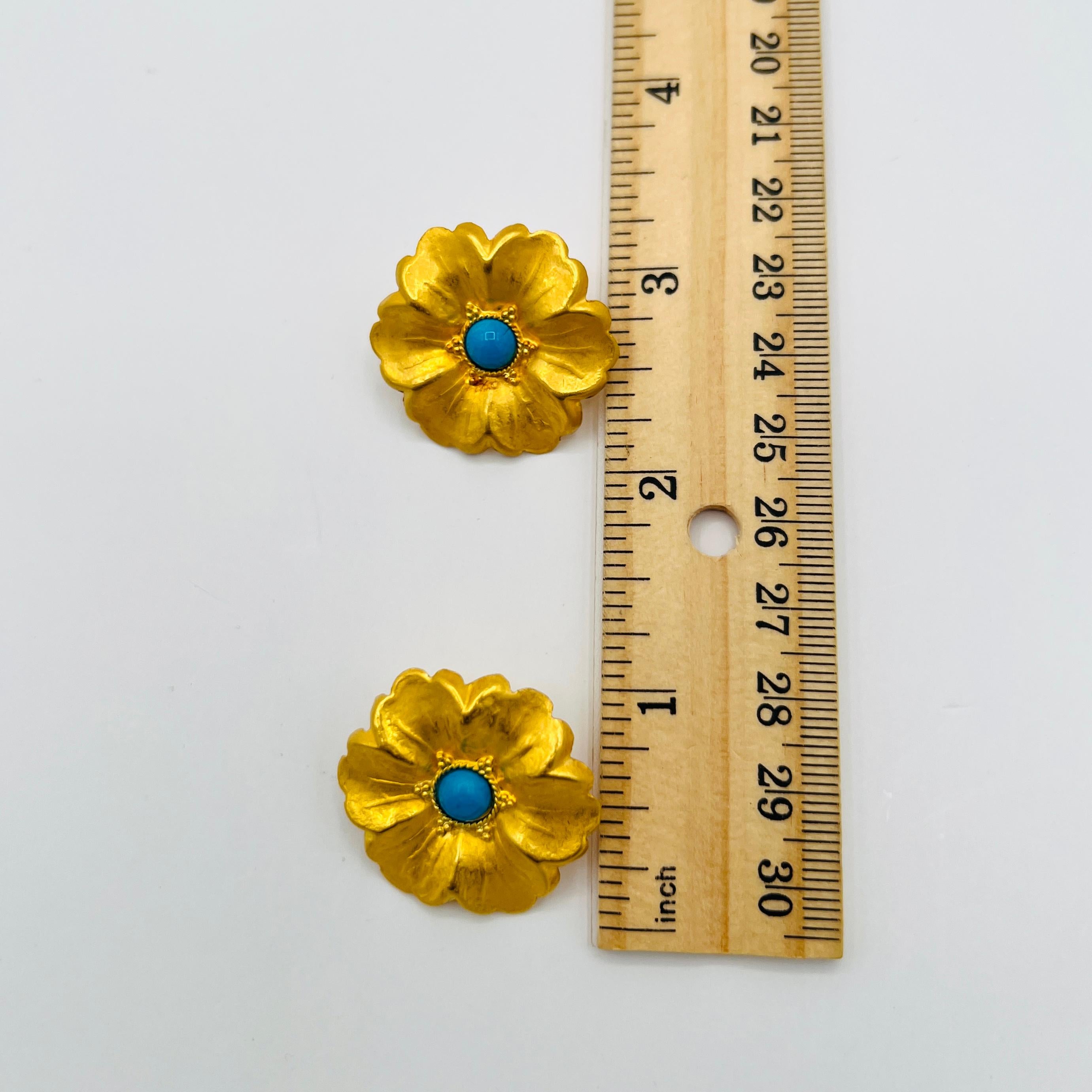 Orecchini floreali con cabochon di turchese in oro giallo 18 carati in vendita 2