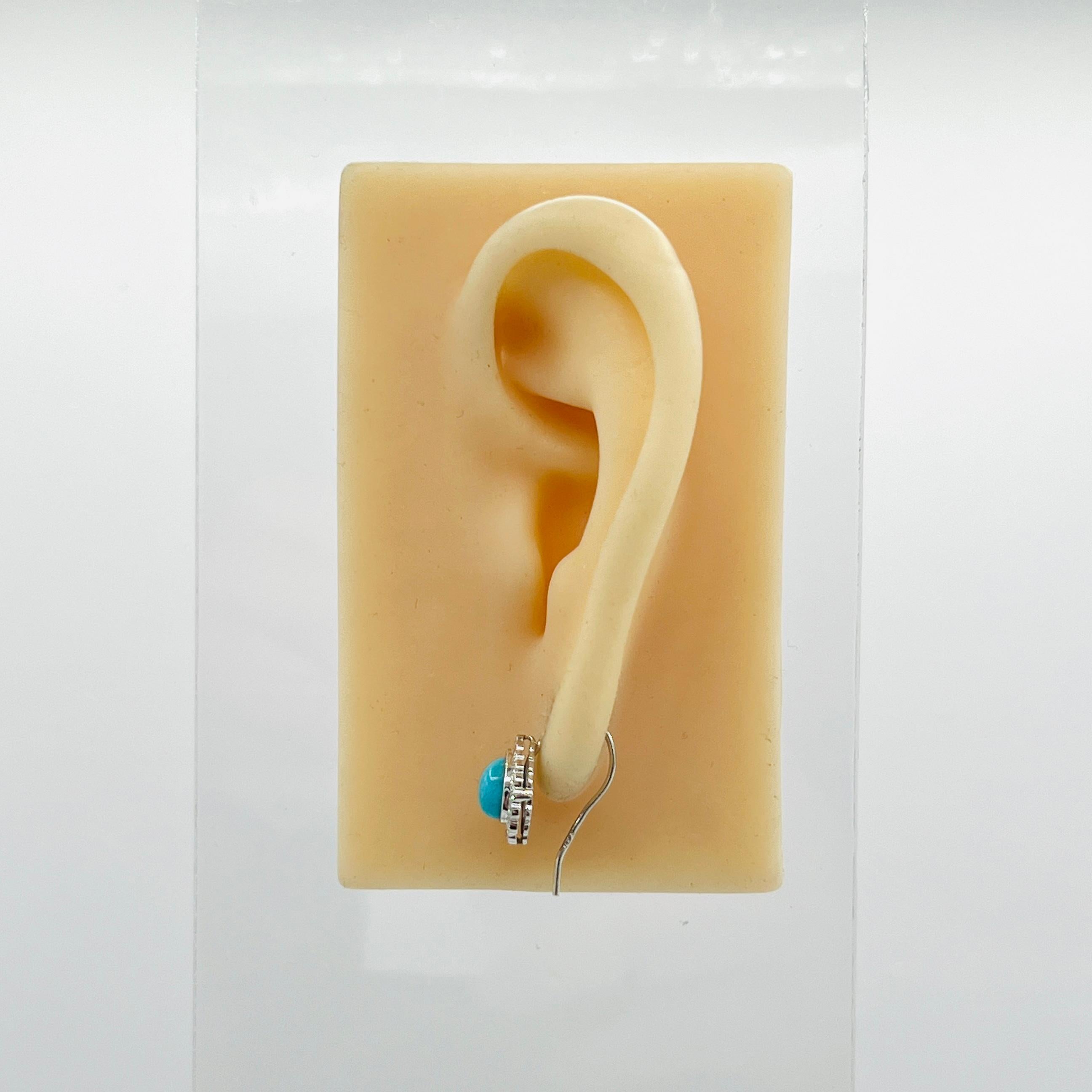 Taglio a goccia Orecchini con pera cabochon di turchese e diamanti bianchi in oro bianco 18 carati in vendita