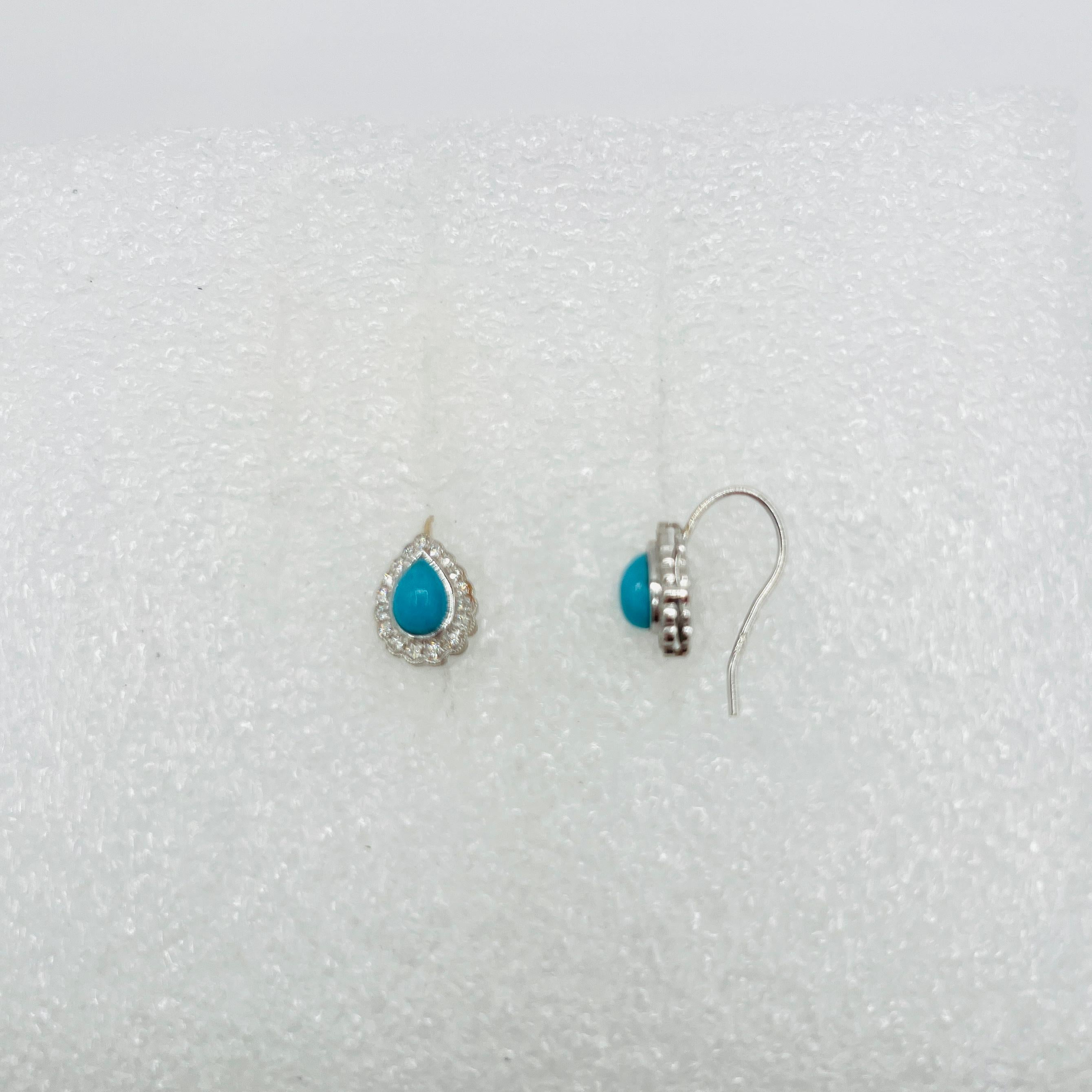 Orecchini con pera cabochon di turchese e diamanti bianchi in oro bianco 18 carati In condizioni Nuovo in vendita a Los Angeles, CA