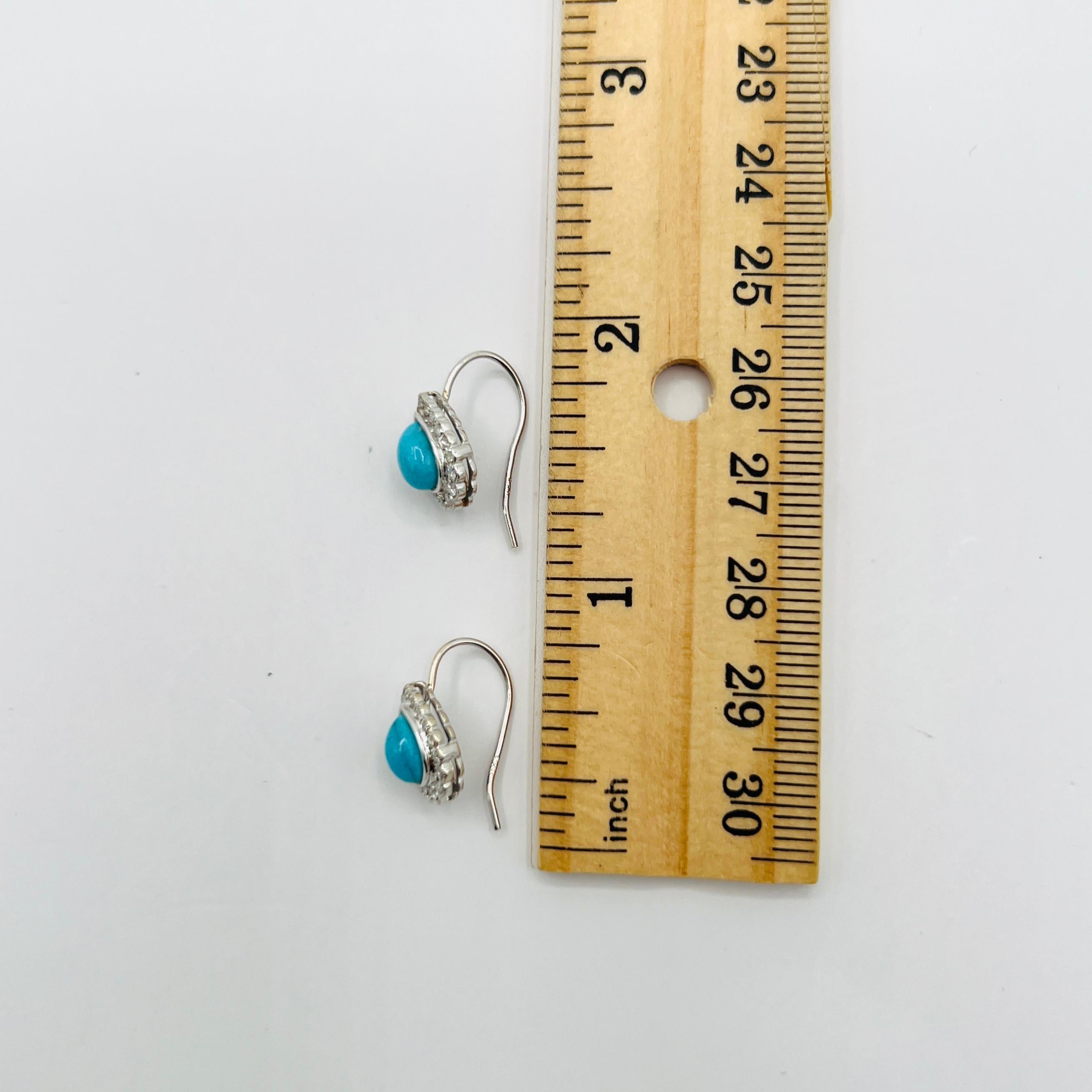 Orecchini con pera cabochon di turchese e diamanti bianchi in oro bianco 18 carati in vendita 2