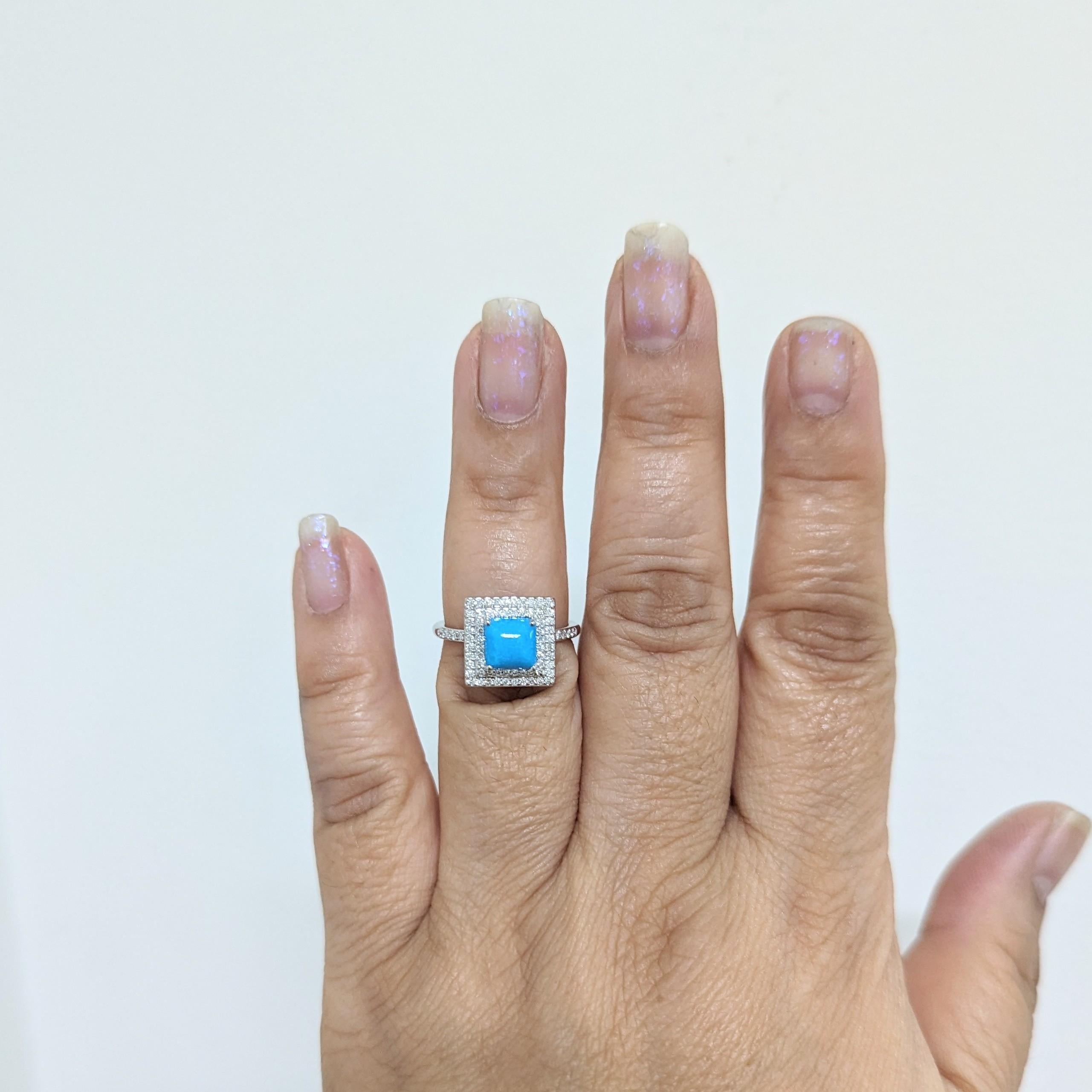 Wunderschöner quadratischer Türkiscabochon mit weißen und hellen runden Diamanten von guter Qualität.  Handgefertigt aus 14k Weißgold.  Ring Größe 6,5.