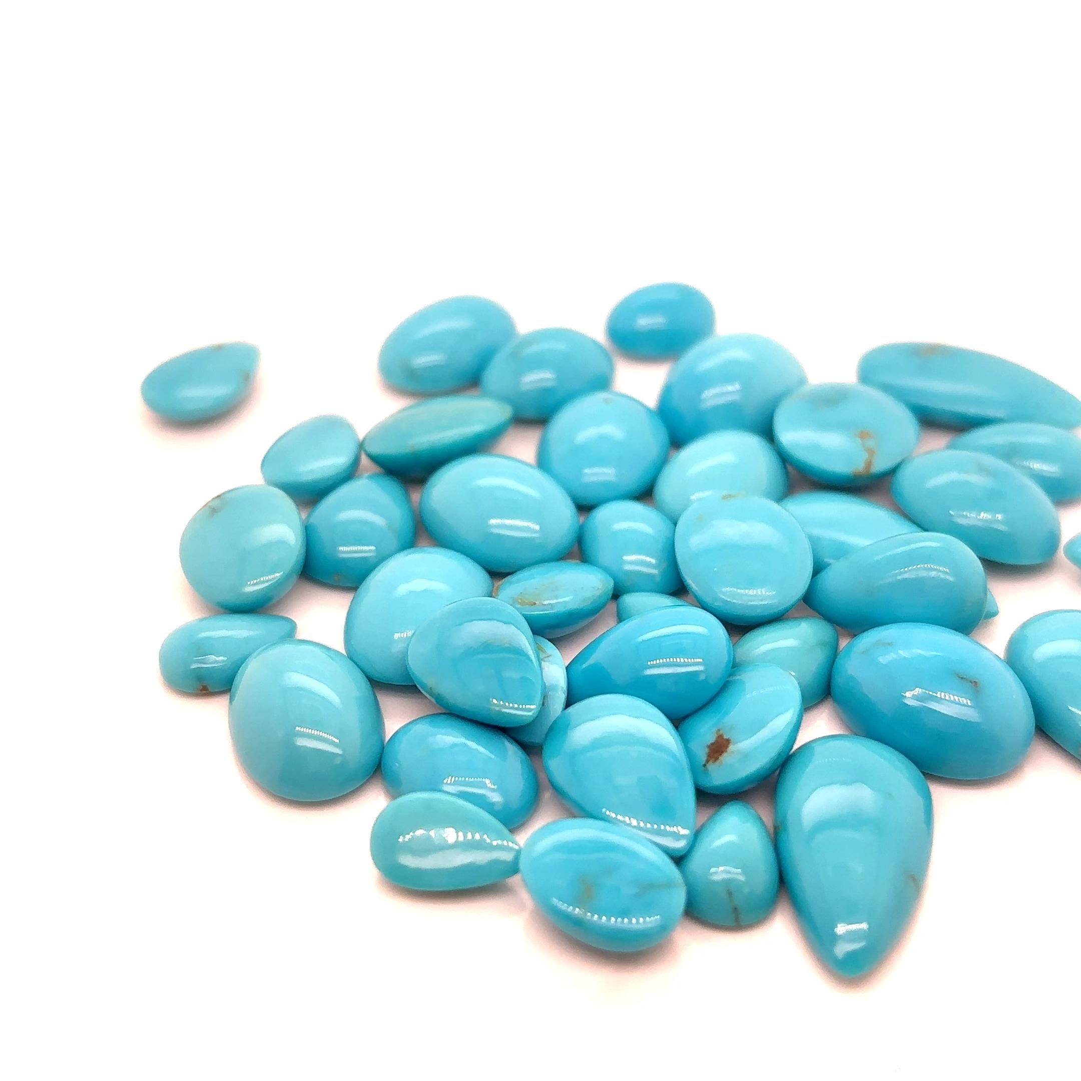 Questi splendidi cabochon di turchese, del peso di 173,85 carati, provengono dalle rinomate miniere dell'Arizona, negli Stati Uniti. 

Conosciute per le loro vibranti sfumature blu-verdi e le superfici lisce e levigate, queste gemme di turchese sono