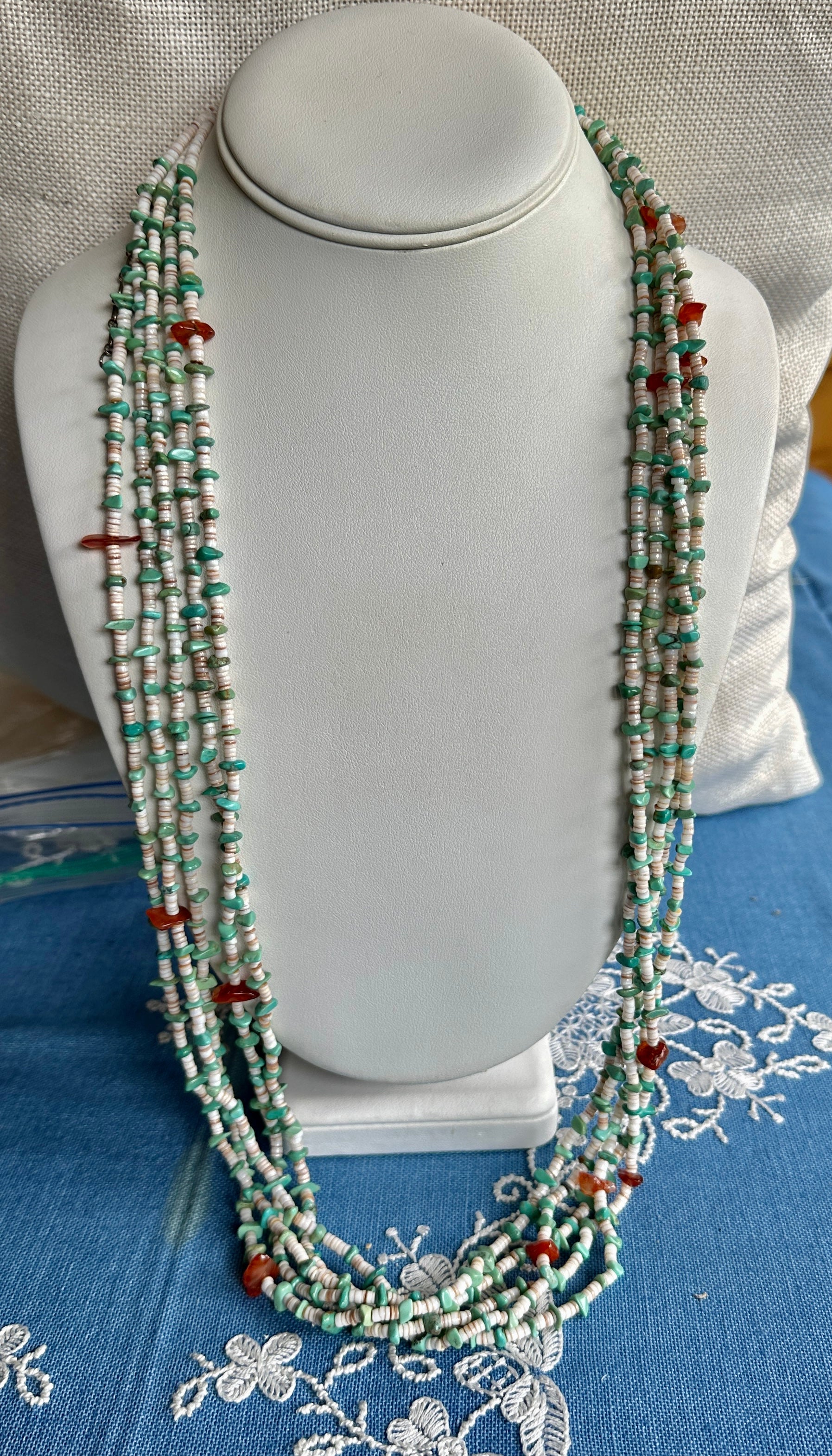 THIS IS A MAGNIFICENT ANTIQUE SANTO DOMINGO PUEBLO NATIVE AMERICAN INDIAN 32 INCH FIVE STRAND NECKLACE WITH GORGEOUS BLUE TURQUOISE AND CARNELIAN WITH TINY HEISHI BEADS.  QUESTA RARISSIMA COLLANA FATTA A MANO È ASSOLUTAMENTE STRAORDINARIA GRAZIE