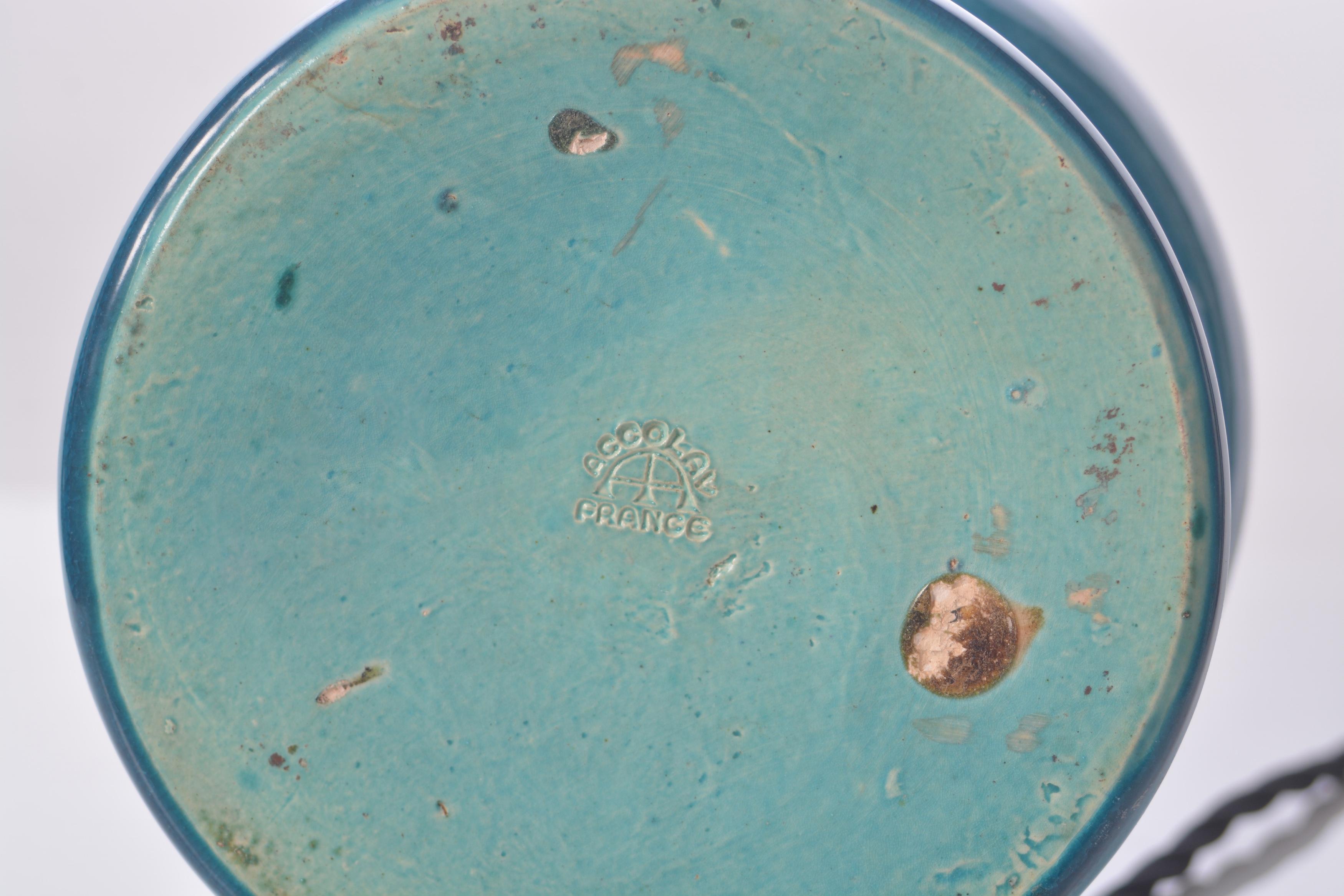 Une lampe de table en céramique turquoise par Accolay. Estampillé sur la face inférieure.
France, fin des années 1950. Excellent état, recâblé en câble noir tressé, reposé en PAT et fourni avec un abat-jour en dupion de soie blanc cassé.