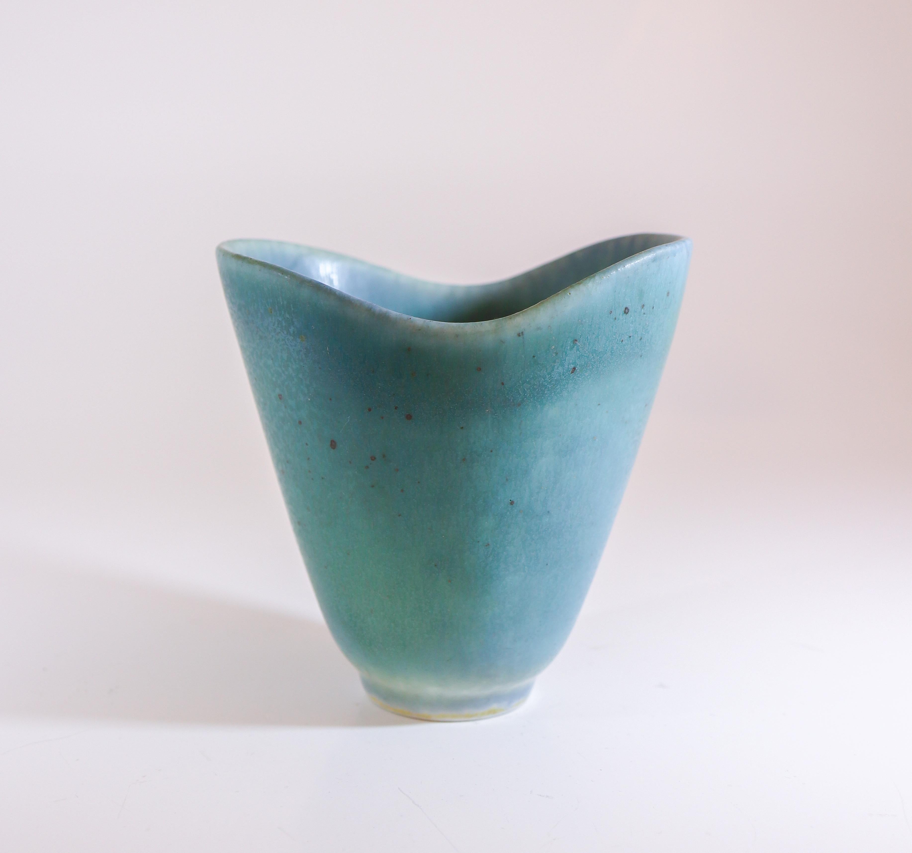 Uno splendido vaso in ceramica turchese scuro disegnato da Carl-Harry Stålhane presso Rörstrand. Il vaso è alto 10,5 cm ed è in ottime condizioni. Il vaso è contrassegnato come seconda qualità, ma non riesco a capire perché sia contrassegnato come