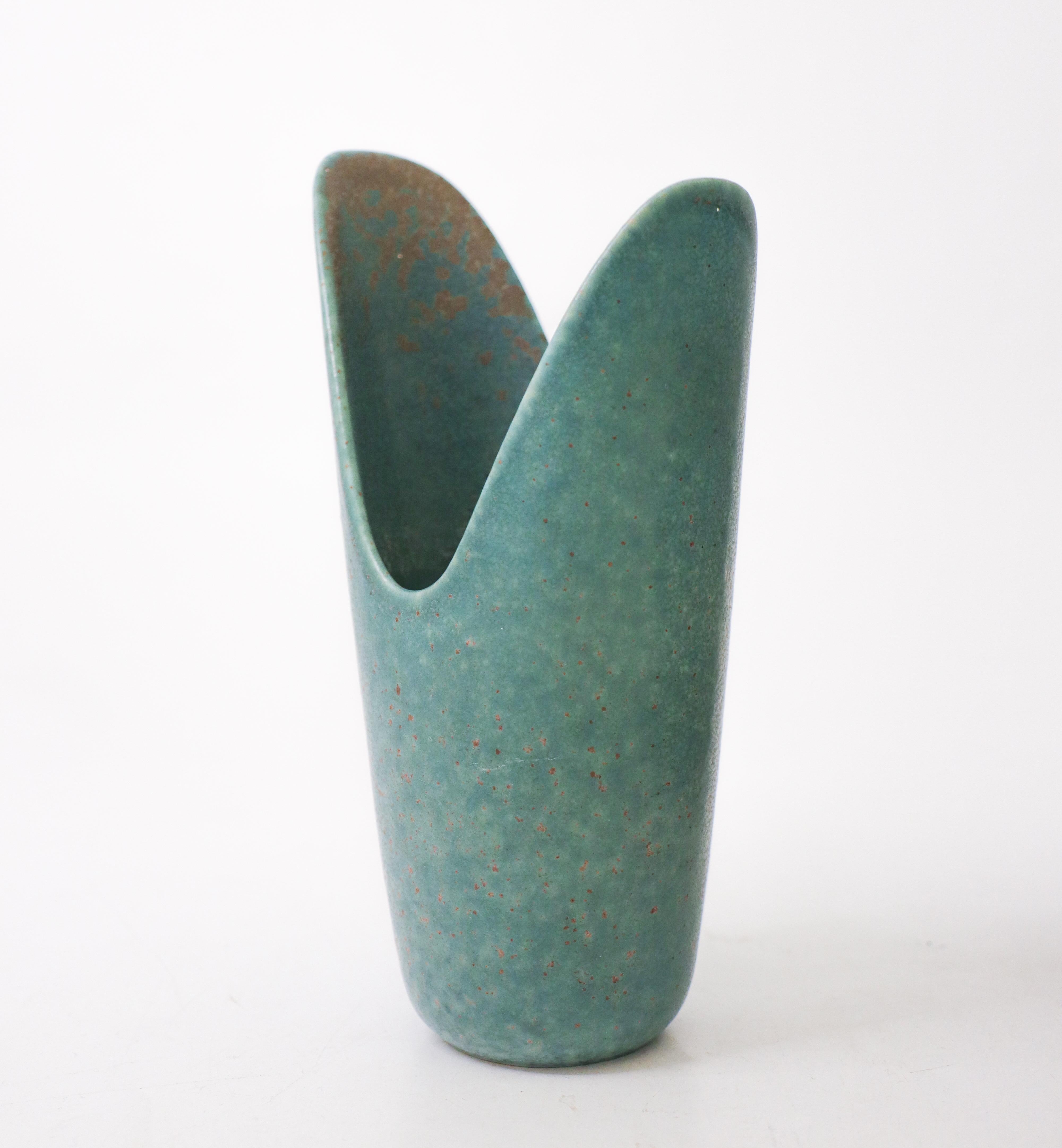 Scandinavian Modern Turquoise ceramic vase - Gunnar Nylund - Rörstrand - Mid 20th century For Sale