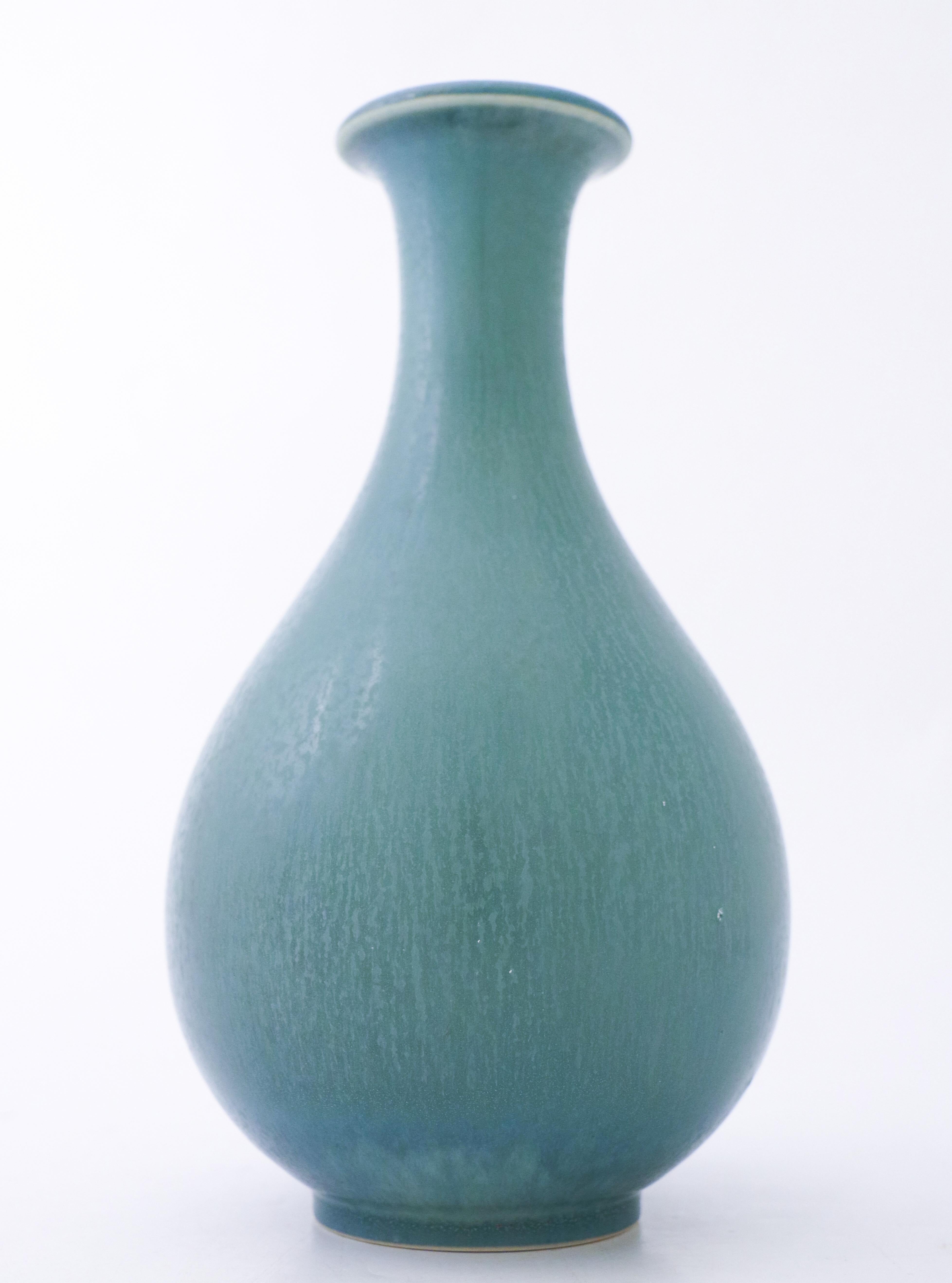 A turquoise vase with a lovely har fur glaze designed by Gunnar Nylund at Rörstrand, it´s 24.5 cm (9.8) high. It´s in excellent condition except from some minor marks in the glaze and marked as 1st quality. 

Gunnar Nylund was born in Paris 1904