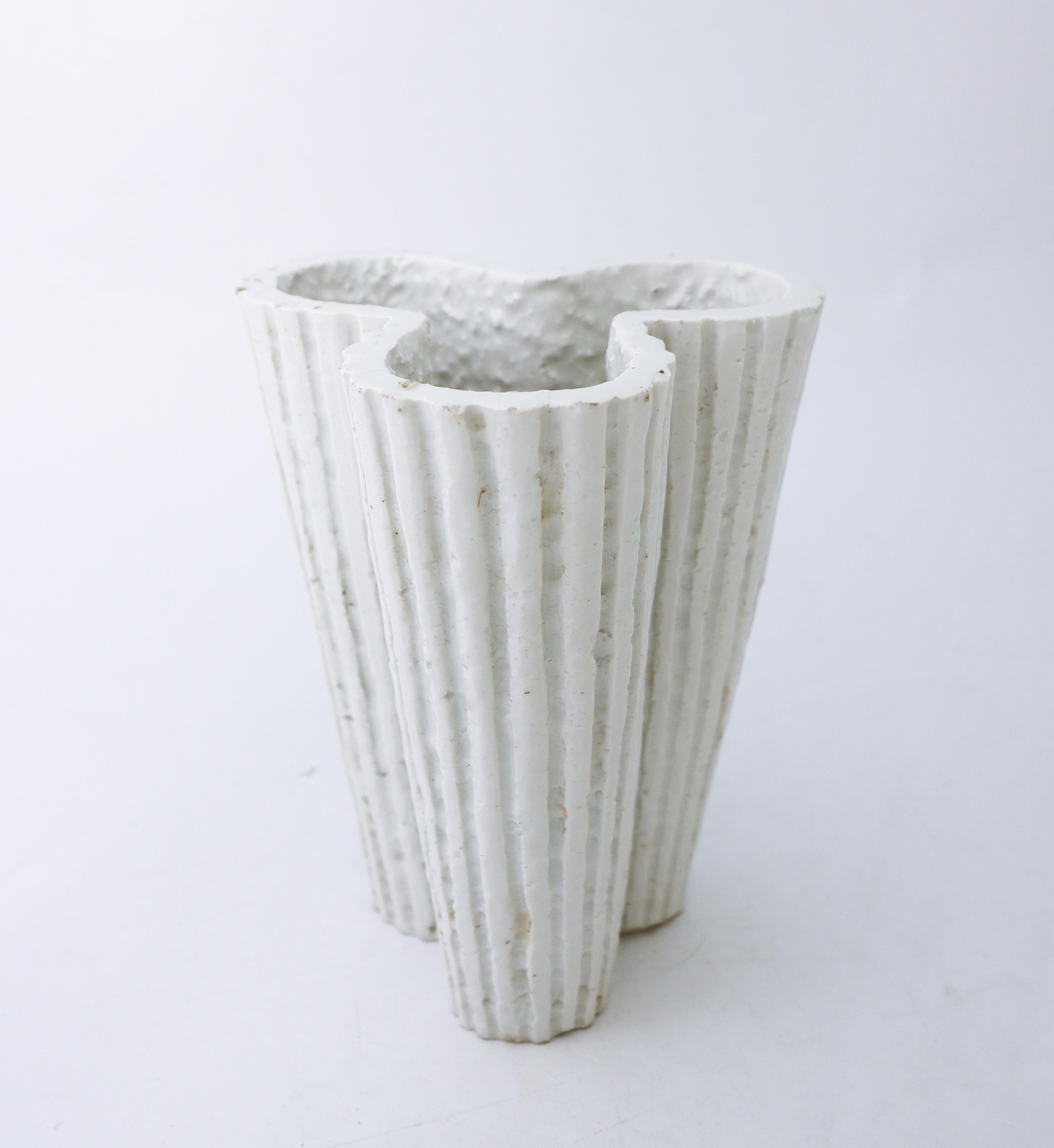 Un vase blanc en terre de Chamotte, légèrement plus rugueuse, dans laquelle Gunnar a également conçu les emblématiques vases en forme de hérisson. Conçu par Gunnar Nylund à Rörstrand, le vase mesure 23 cm de haut et 18 x 17 cm de large au sommet. Il