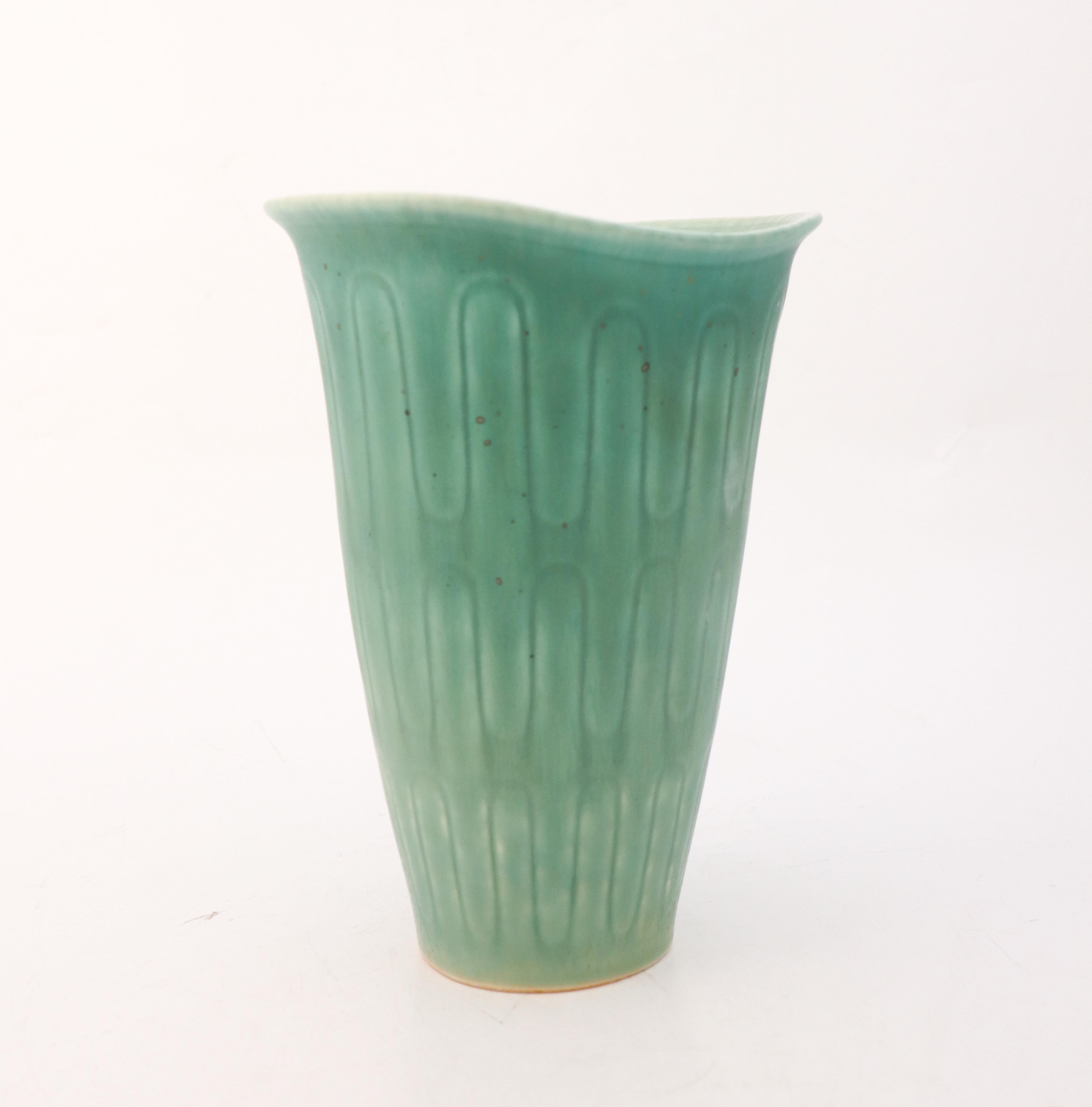 Eine türkisfarbene Vase mit schöner Glasur, entworfen von Gunnar Nylund in Rörstrand. Die Vase ist 23 cm hoch und hat einen Durchmesser von 17 x 14 cm (6.8