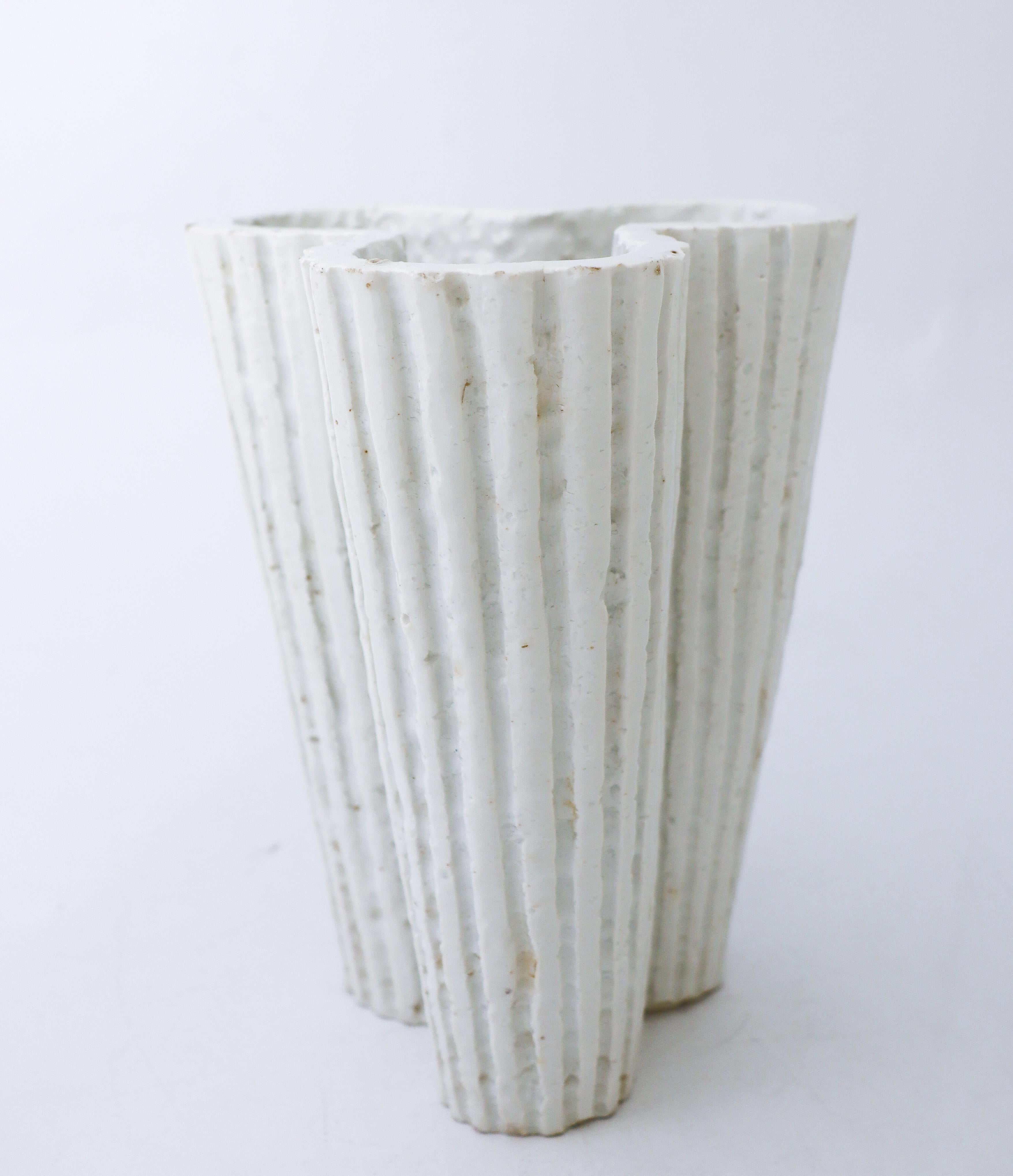 Scandinave moderne Vase en grès blanc Gunnar Nylund, Rörstrand, Scandinavian Midcentury Vintage en vente