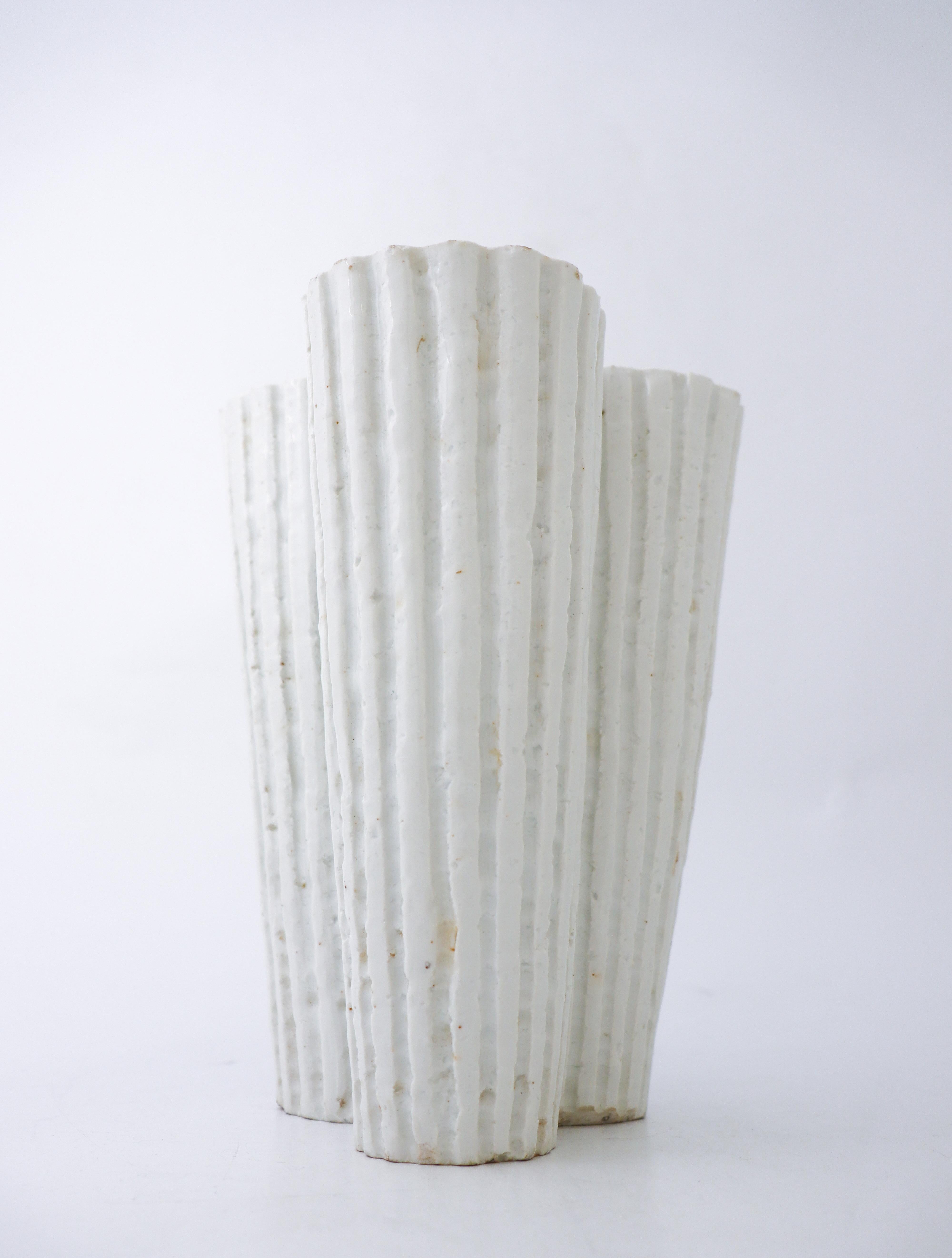 Vase aus weißem Steingut Gunnar Nylund, Rörstrand, Skandinavisch Midcentury Vintage (Schwedisch) im Angebot
