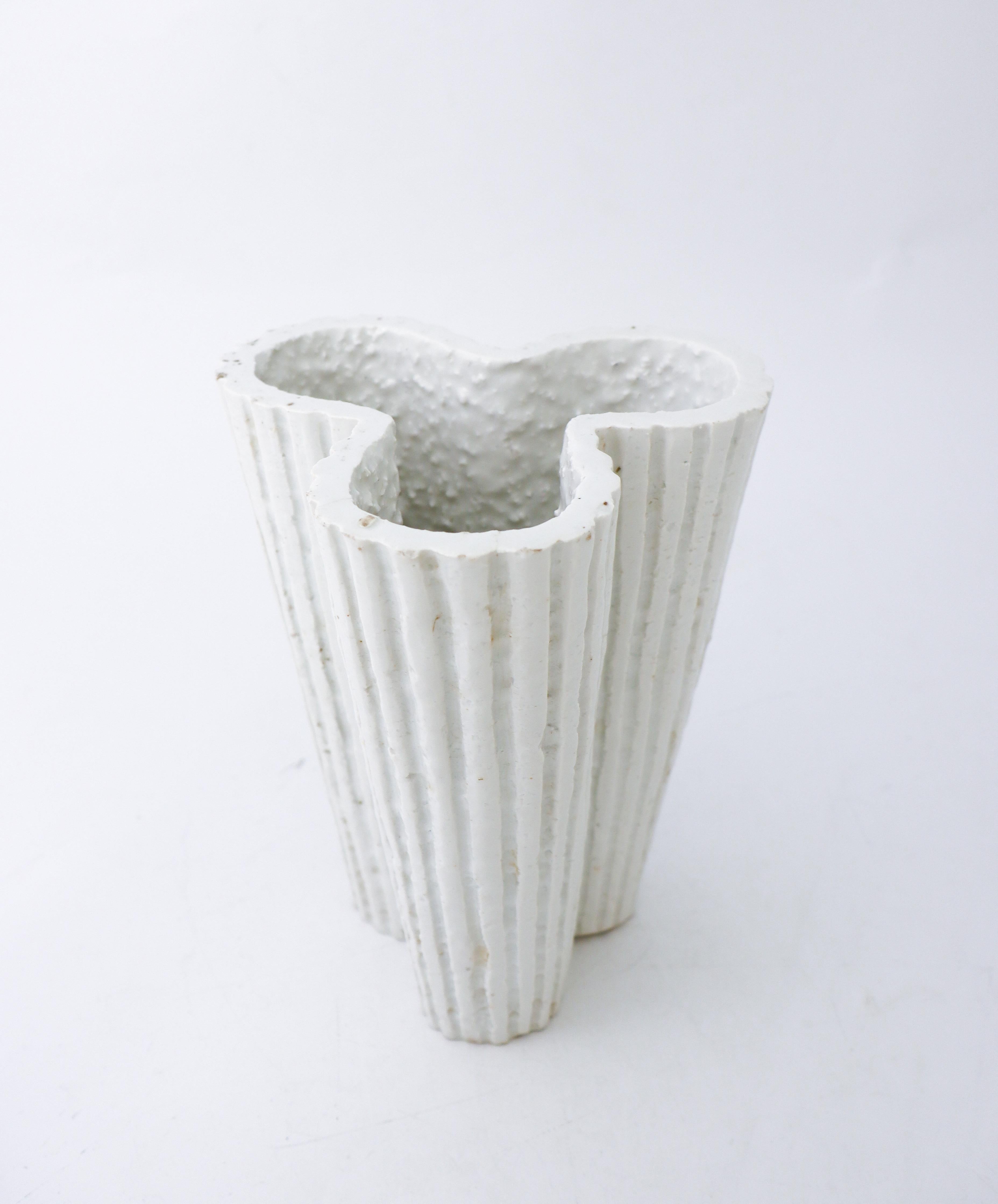 Vase aus weißem Steingut Gunnar Nylund, Rörstrand, Skandinavisch Midcentury Vintage (Glasiert) im Angebot