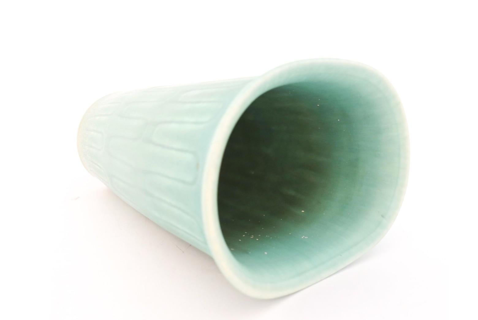 Vaso in ceramica turchese Gunnar Nylund, Rörstrand, Scandinavo del Medio Evo In condizioni buone in vendita a Stockholm, SE