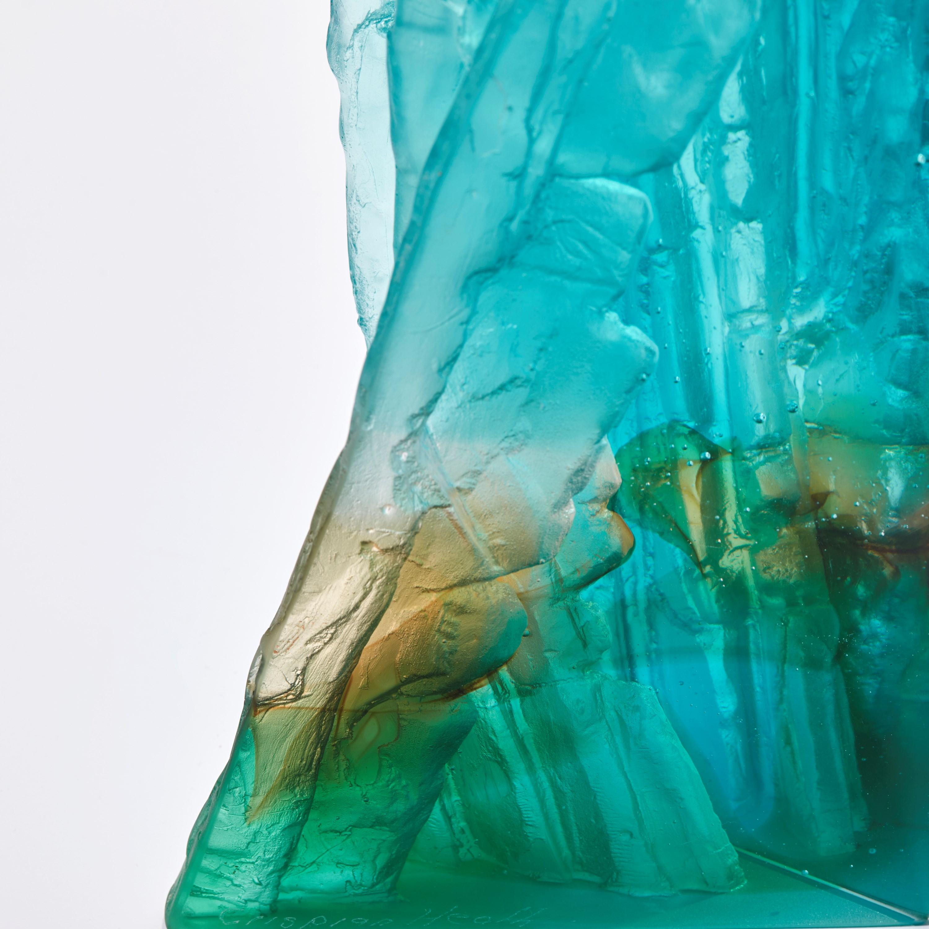 Türkis Cliff II, eine türkisfarbene und jadefarbene Gussglasskulptur von Crispian Heath (Geschliffenes Glas)