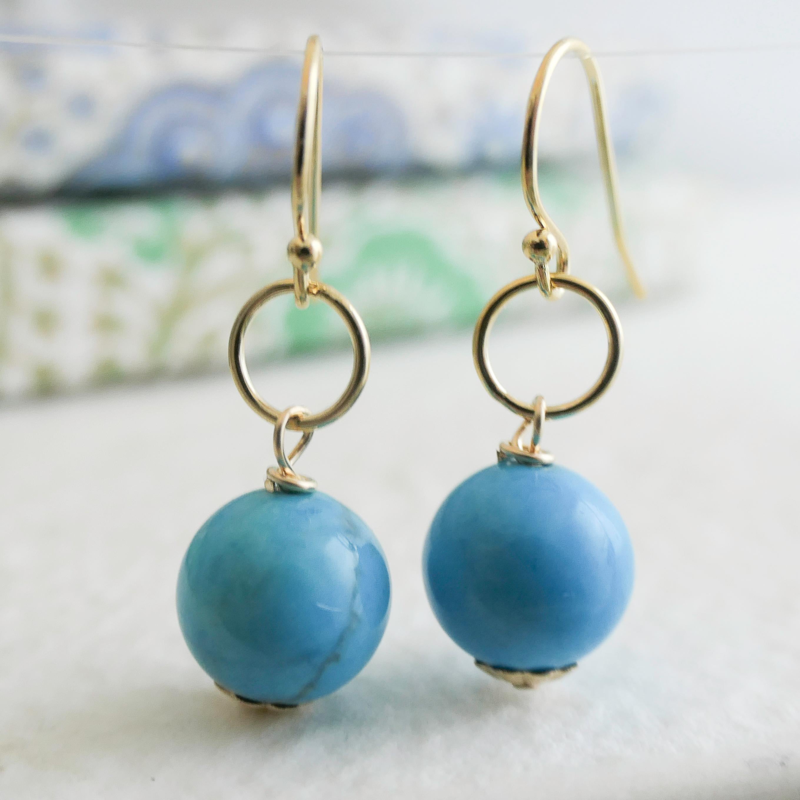 Türkis Farbe Howlite Gold gefüllt Tropfen baumeln Ohrringe (Kunsthandwerker*in) im Angebot