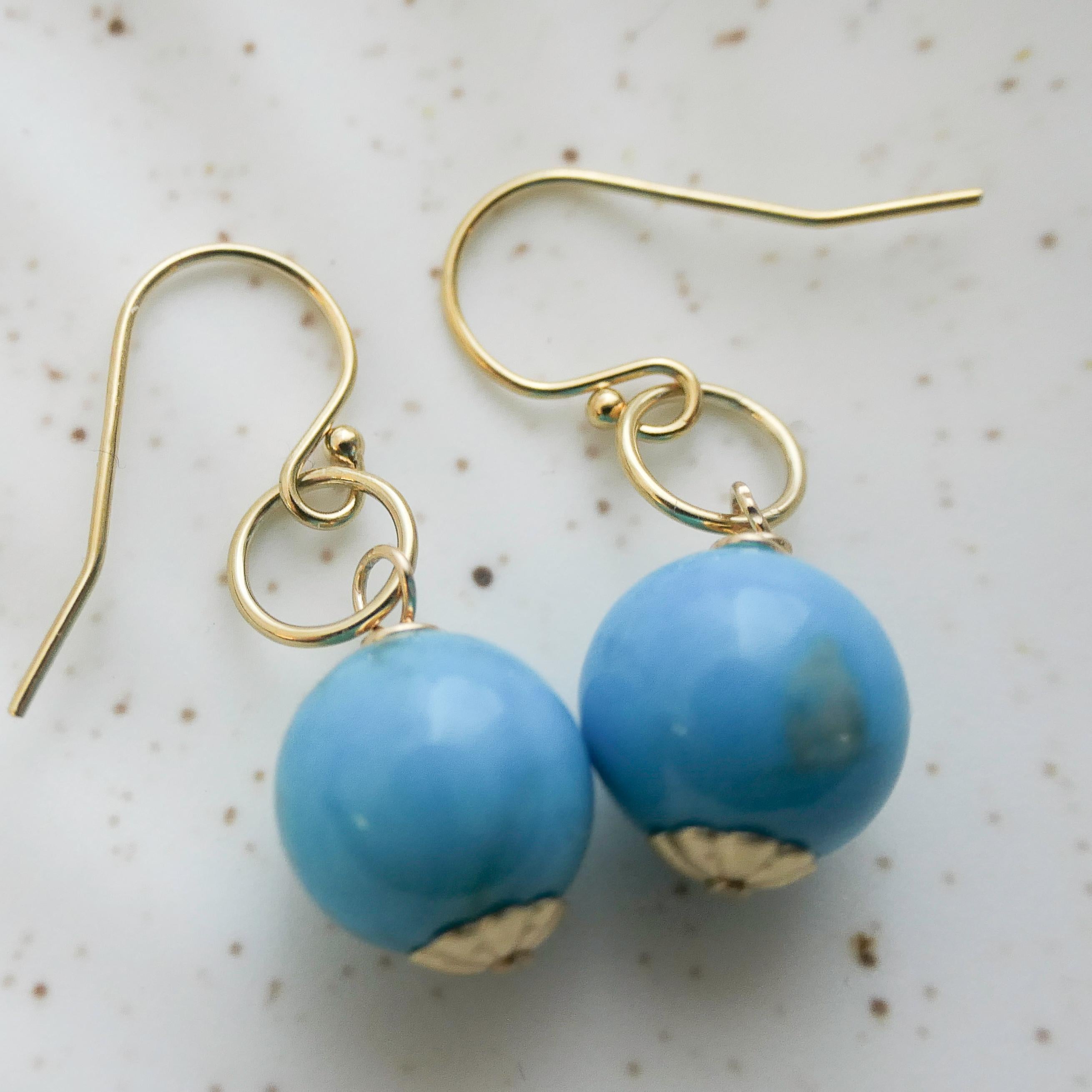 Türkis Farbe Howlite Gold gefüllt Tropfen baumeln Ohrringe im Zustand „Neu“ im Angebot in Oslo, 03