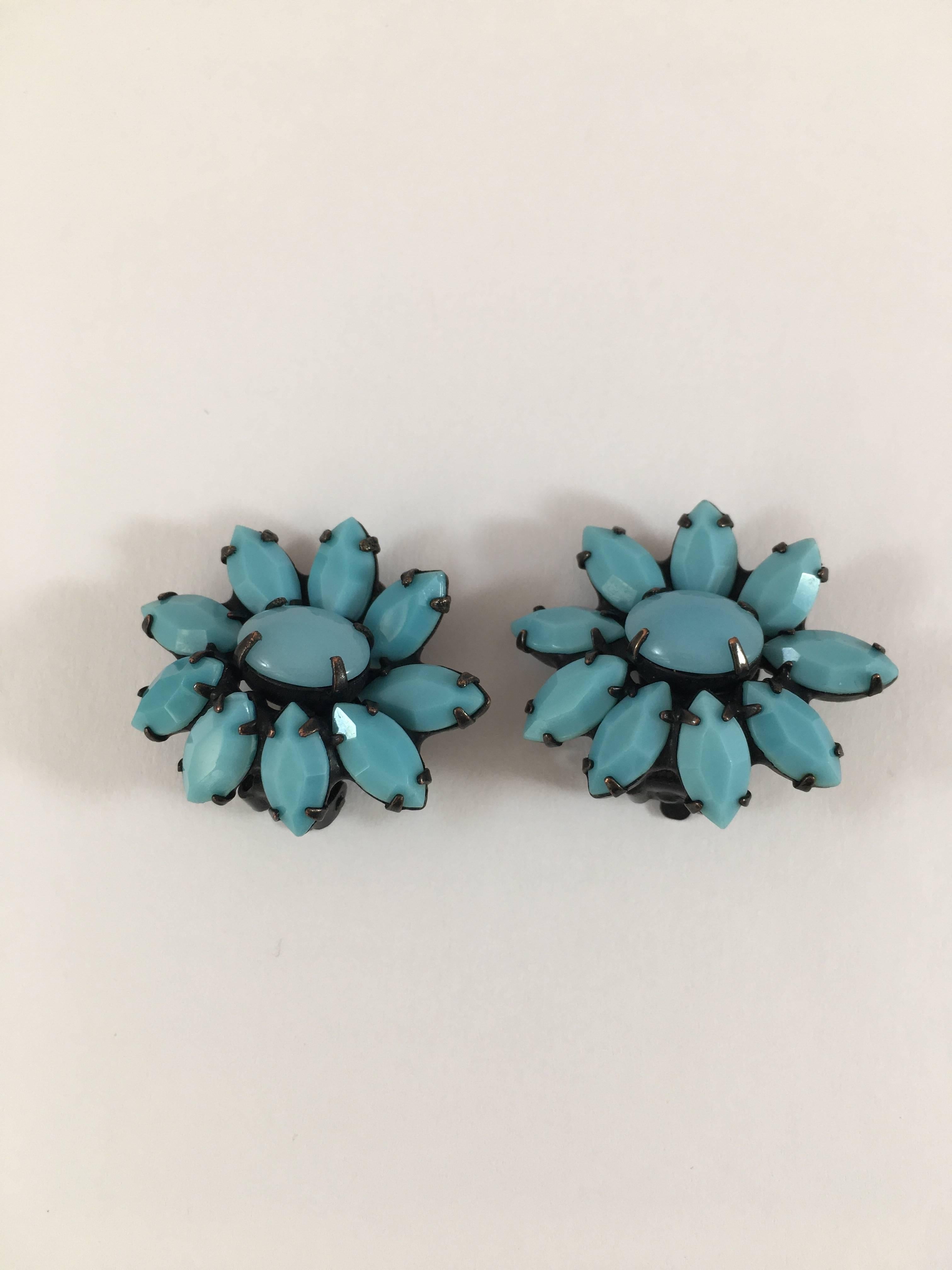 This is a pair of 1960s turquoise colored Weiss flower clip-on earrings. They are made out of opaque turquoise colored glass stones set in japanned metal. They are in excellent condition and so fun for the Spring and Summer! They are signed 'Weiss'